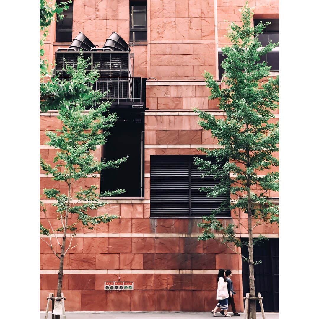 sunday_722のインスタグラム：「*﻿ 🌲🚶🏻‍♂️🚶🏼‍♀️🌲﻿ *﻿ #西日本シティ銀行 #磯崎新﻿ #mwjp﻿ #ShotOniPhone﻿ #ShotOniPhoneX﻿ #fukuokapics﻿ #architecture_view﻿ #architecture_minimal﻿ #rsa_minimal﻿ #tv_tinypeople﻿ #tiny_people﻿ #tv_pointofview﻿ #somewheremagazine﻿ #artofvisuals﻿ #eyephotomagazine﻿ #capturestreets﻿ #streetphotographyinternational﻿ #streetphotography﻿ #exklusive_shot﻿ #ink361_asia﻿ #ザ壁部﻿ #street_minimal﻿ #indies_minimal﻿ #grryo #youmobile ﻿ #streetsgrammer﻿ #visionofpictures﻿ #transfer_visions﻿ #ic_streetlife #peoplewalkingpastwalls」
