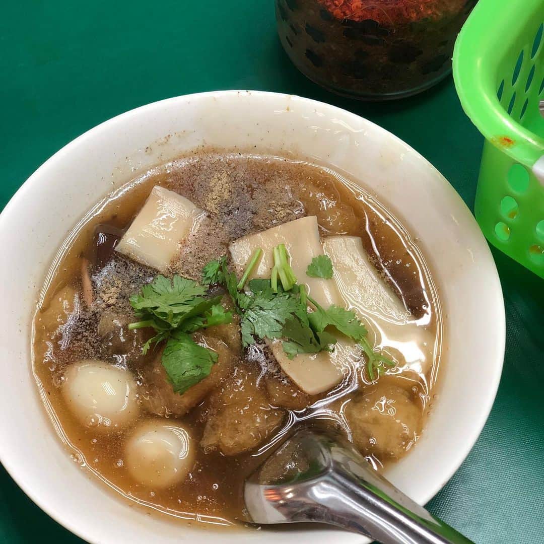 ヤミーさんのインスタグラム写真 - (ヤミーInstagram)「バンコク、チャイナタウン散策。 朝ごはんを求めて、チャイナタウンをぐる〜っと回った時に食べたもの記録。 * 3-4枚目。ホットクみたいな焼きまんじゅう。名前聞き忘れて不明。 パイ生地っぽい油感のある生地に、こしあんを包んで、すぐに焼いてました。 アッツアツで美味しい。 * 5-7枚目。チャイナタウン名物、魚の浮き袋スープ「カポプラー･ナム・デーン 」。ここの店、かなりの賑わいだったので、即決で食べることに。おかゆ屋さん目指してたんだけど。 (そのおかゆ屋さんは、たどり着いたらパン屋さんになってて、移転か？と聞いたら、夜しか営業してないことが判明。残念) * 雑誌掲載記事らしきものが飾ってあります。 テスコロータスチャイナタウン店の外、住宅組合のオフィスの軒先を占領してます。窓から中が見えて、クーラー効いてて涼しそう〜と眺めながら汗かきかき食べる感じ。 漢方薬って感じの風味があって豚血も入って、栄養たっぷりスープ。 * 8-9枚目。大好き♡えびパン「カノム・パン・ナー・クン」。 食パンの上にエビのすり身を乗せて揚げたものですが、こんな丸い形のははじめて見た！ そしてかなり美味しい〜。 サンペーレン通りとMangkon通りの交差点、食べ物屋台がひしめきあってるところにあります。 * で、車が来ると食べ物屋台は大移動。道を空けてました。 #バンコク #チャイナタウン #食べ歩きの旅 #食べたもの記録 #6月23日」7月23日 22時06分 - ym_3stepcooking