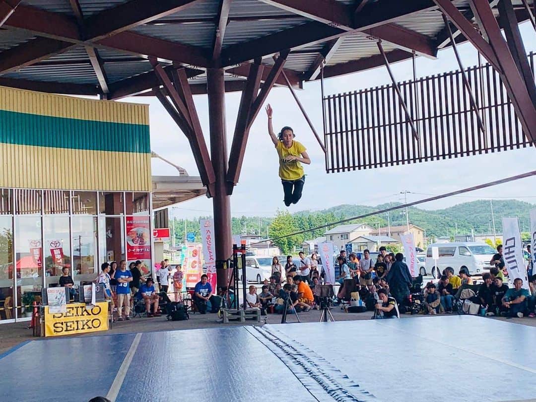 福田恭巳のインスタグラム：「After giving birth to my baby,  I returned to the slackline competition!! * I enjoy the slackline at my pace😊❤️ *  #スラックライン #slackline #slacklife #gibbonslacklines #ピラティス #ヨガ #産後 #産後ダイエット #産後スラックライン #生後10ヶ月 #女の子ママ」