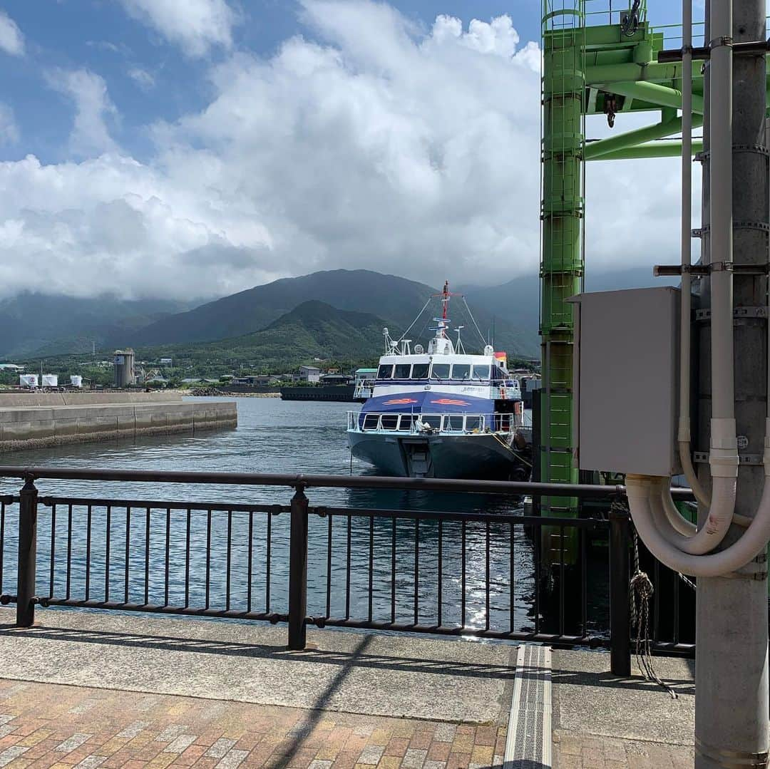 澤田百合亜さんのインスタグラム写真 - (澤田百合亜Instagram)「屋久島旅行1日目 その1  今回の旅は屋久島！またまたジェイトリップ  さんにてツアー予約しました。 俗に言う、「呼ばれた」ってやつです。 一ヶ月前に、4日間お休み連続で取れる。ってなり、どこに行こう…ってなって、ハッと思いついたのが屋久島でした。 色々調べて、ちょうど値段もまぁまぁ手の届く範囲だったので思い切って予約してみました。 ずーっと小さい頃から行ってみたい場所として自分の中にあって、このタイミングでいけたことに非常に嬉しさを感じてます。  日頃の疲れを癒すために…(仕事のメンション付けられたら返さなきゃだから返してるけど。すごく偉いと思う。) 前日遅い時間まで会社にいたので起きられるか不安だったけどなんとか夜中の3時に起きれました。 そこから5時前の羽田行きのリムジンバスにのり、羽田に。 月曜日だし全然人いないだろうなぁって思ってたけどそんなことなく。 大量の人。朝からすごい人でした。世間は夏休み…？に入ったのかな？？子連れさんが多かった。  飛行機は鹿児島行き。最初濃霧がひどくて行き先変更になるって書いてあって心配したのだけど、無事着陸。 すこーし蒸し暑いって感じでした。 初日は雨が降ったりやんだりって感じでした。 バスで1時間くらい移動。 高速船ターミナルについて出発までゆっくりしてました。 船は二階の窓側。 案外人乗ってないなあ…って思ったけど降りる時結構人居る…ってなった。笑 そこで、3日目に予定している白谷雲水峡トレッキングの打ち合わせをし、ホテルに。  宮之浦港からほど近いシーサイドホテルに。 本当にシーサイド。オーシャンビュー。笑 曇りだったから本来の海の青さは見れなかったけど、すごい見晴らしよかった…！ お部屋は和室。久々の和室。 とても空間の良いホテルでした。 18:00頃にはお布団を敷きに来てくれるよ。楽で嬉しい。  それから少し外に出たんだけどいきなりのスコール。 結構降る。笑 で、少しアパート？みたいなところで雨宿りさせて頂いたんだけど、そこに入ってる日正建設さんという建設会社の方が窓を閉め忘れて出てきて、雨宿りさせてもらってます。って言ったどこに行くの？って言ってくれて、ヤクデンって言うスーパーに行きたいって伝えたら車を出してくれました。 とっても優しくて泣きそうになった😢✨ もともと神奈川の川崎に居たそうで、同じ神奈川県民としてとても嬉しく、誇らしい気持ちになりました。 本当に本当に助けてくださりありがとうございました🙇‍♀️届くといいな…✨ そこから、ヤクデンで傘や諸々を買ってホテルに。 1時間くらい仮眠をとって雨がやんだので夕飯を探しに向かいました。  つづく。  #屋久島 #羽田 #富士山 #曇り #鹿児島 #kagoshima #yakushima #海 #シーサイドホテル #宮之浦港 #旅 #ひとり旅 #女子旅 #旅行 #japan #japanese #japanesegirl」7月23日 22時19分 - yuria1991