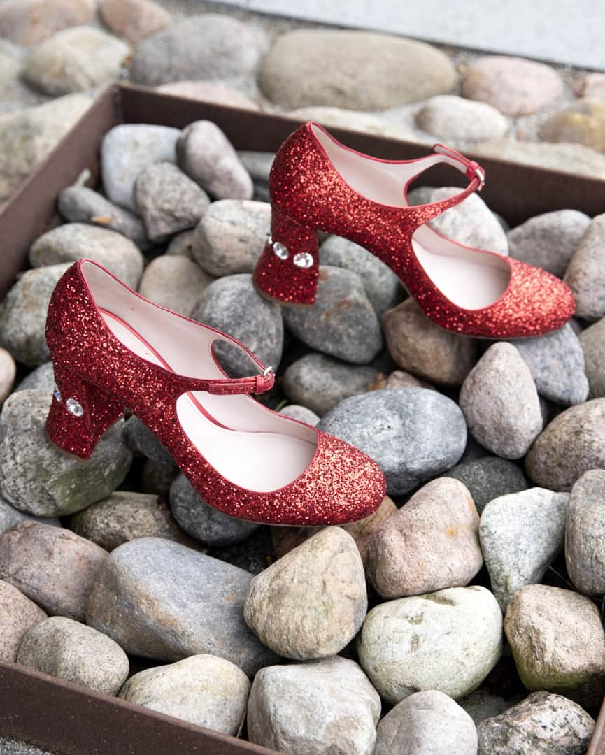 Miu Miuさんのインスタグラム写真 - (Miu MiuInstagram)「Made to shine.  Introducing #MiuMiu ruby glittered pumps embellished with crystals.  Discover the new footwear selection online.」7月23日 22時15分 - miumiu