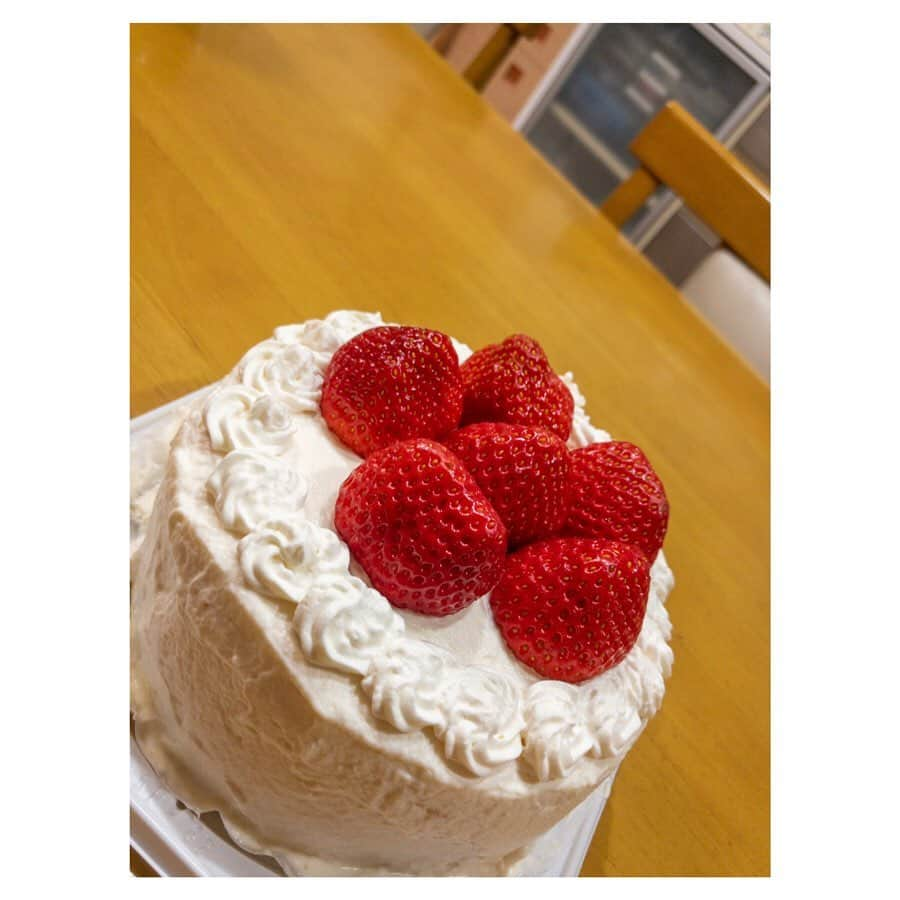 永井葉月さんのインスタグラム写真 - (永井葉月Instagram)「________________________________________ Hazu'kitchen👩‍🍳✨ ☆Decorated cake🍰 ☆Cheese cake Happy birthday  Grandmother👵 @mini.s_20 🐰 _______________________________________ おばあちゃんの誕生日👵 @mini.s_20 みなみさんの誕生日 🐰 だったので リクエストいただいた物作りました🍴 ☆ショートケーキ ☆バスクチーズケーキ 🤐💗 チーズケーキは皆食べてくれて みなみさんも喜んでくれたけど 自分的には舌触りが納得いかなかった😢 でも、味は美味しかったから良かったかな✨ ショートケーキはパティシエではないので、 クリーム塗るのに苦戦したけど😅 スポンジは上手く膨らんでくれて良かった!! 両方とも100点ではないけど 私の精一杯の気持ちを入れました❤️ 明日はサプライズで👵にプレゼント。 喜んでくれると幸せ✨ 1日早いけど誕生日おめでとう☺️ みなみさんもおめでとうさんでした✨ ________________________________________ #hazukitchen #料理 #スイーツ  #sweets #誕生日ケーキ  #手作りケーキ #happybirthday  #grandmother #friend」7月23日 22時15分 - hazuki815hazuki