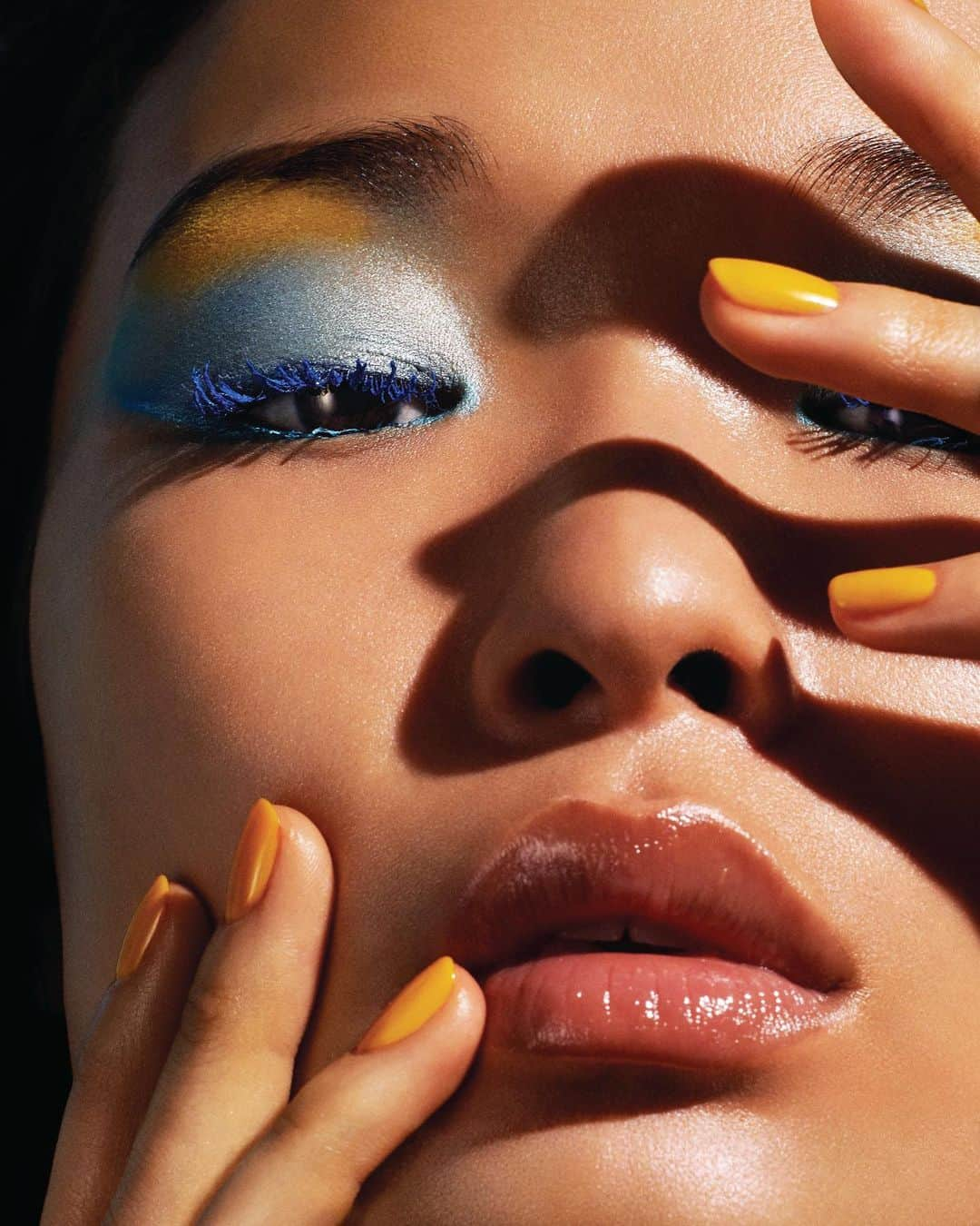 ELLE Magazineさんのインスタグラム写真 - (ELLE MagazineInstagram)「#HotGirlSummer calls for hot girl nails. Link in bio for 17 colors to experiment with this season—best paired with an Instagram-worthy cocktail.」7月23日 22時21分 - elleusa