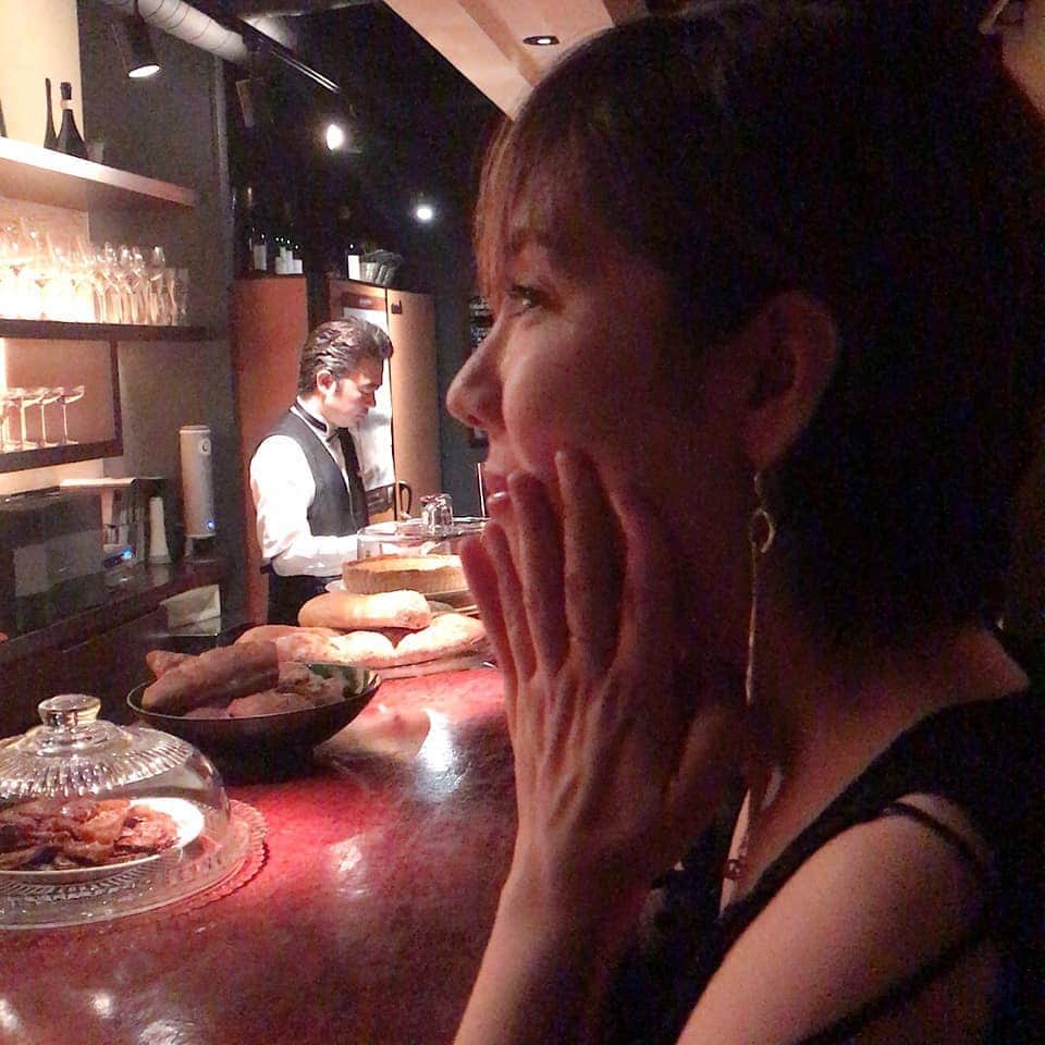 岡本真夜さんのインスタグラム写真 - (岡本真夜Instagram)「#bar #大人空間 #いいですなぁ #たまにはね #champagne🍾 #happy」7月23日 22時17分 - mayookamoto510