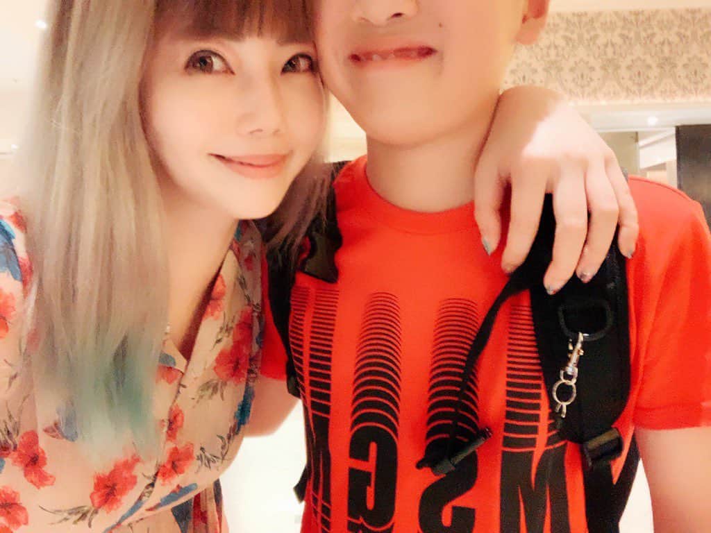 のインスタグラム：「今日は息子の11歳の誕生日🎂 私もママ11歳🤱 一緒に成長していきたいです。 もうすぐ身長抜かされちゃいます。 今日はおばあちゃんおじいちゃんも家族みんなでご飯食べました。」