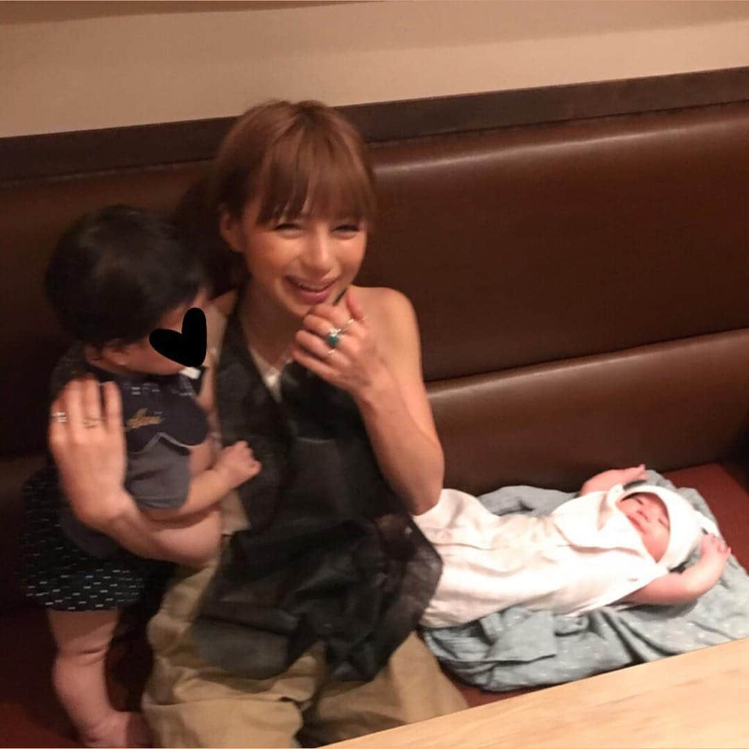 長谷川あやさんのインスタグラム写真 - (長谷川あやInstagram)「👩‍👩‍👧👩‍👩‍👧👩‍👩‍👧 #ushigoro #yakiniku #ushigoro西麻布 #焼肉 #あや飯 #小夏のいる生活 ・ ・ ・ 大好きなメンバーで やーきーにーくーーー😍💓 （産後初焼肉そして生肉解禁Day‼️） ・ とろけるお肉美味しすぎた✨ ・ 森ももうすぐおちび誕生するし 次会うときは6人だと思うとわくわく😍‼️ ちなみにわたしは焼肉食べた 次の日に陣痛がきたぞ‼️‼️‼️笑 ・ 最後、、、、 一瞬だけ二児の母気分を味わえた🤤💭 はぁ〜ほんと幸せだ今日💛💛💛 ・ 個室もあって子連れでも安心でした✨」7月23日 22時24分 - ayasuke_0516