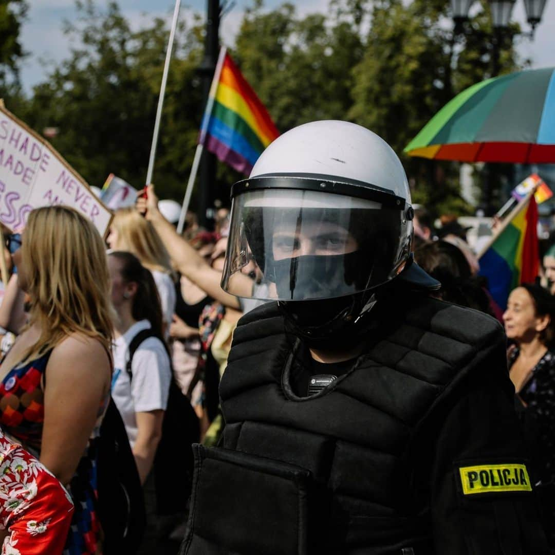 ルモンドさんのインスタグラム写真 - (ルモンドInstagram)「Une Marche des fiertés LGBT à Bialystok, en Pologne, vire au cauchemar. Le 20 juillet la région très conservatrice de la Podlachie accueillait sa première « Marche de l’égalité », version polonaise de la Marche des fiertés LGBT. Cette région de l’extrême Est du pays est réputée pour son fort conservatisme et pour être un bastion du nationalisme polonais. Pas moins de soixante contre-manifestations – nationalistes, ultracatholiques, supporters de foot parfois violents – ont été signalées, contraignant les participants à défiler sous les insultes et projectiles divers, encadrés par la police. Une situation assez symptomatique de la dégradation des droits des personnes LGBT dans ce pays au gouvernement ouvertement homophobe. - Photo: JAN KOWALSKI POUR « LE MONDE » - #LGBT #pologne #pride ￼」7月23日 22時26分 - lemondefr