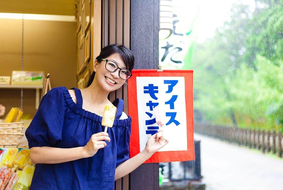 海津ゆうこさんのインスタグラム写真 - (海津ゆうこInstagram)「暑い時はアイスを食べよう！ かき氷もいいけど、新柳本店の葛アイスは ゴロっとしたフルーツがたっぷりです。 そのうえ、葛の効果で溶けてもダラダラと流れないんです^_^ 明日も暑いからアイス日和。  #アイス #葛アイス #アイスバー #新発田 #アイスキャンディー #老舗のお菓子屋さん #新柳本店 #夏にぴったり #溶けないアイス #フリーアナウンサー #アイス日和 #明日も暑い #夏はアイス #instagood #instadaily #instalike #instalife #instapic #ice #icecandy #涼を感じる #冷たい食べ物 #冷たいスイーツ #summer #sweets #今日のおやつ #スイーツ #おでかけドルチェ」7月23日 22時27分 - yuco310