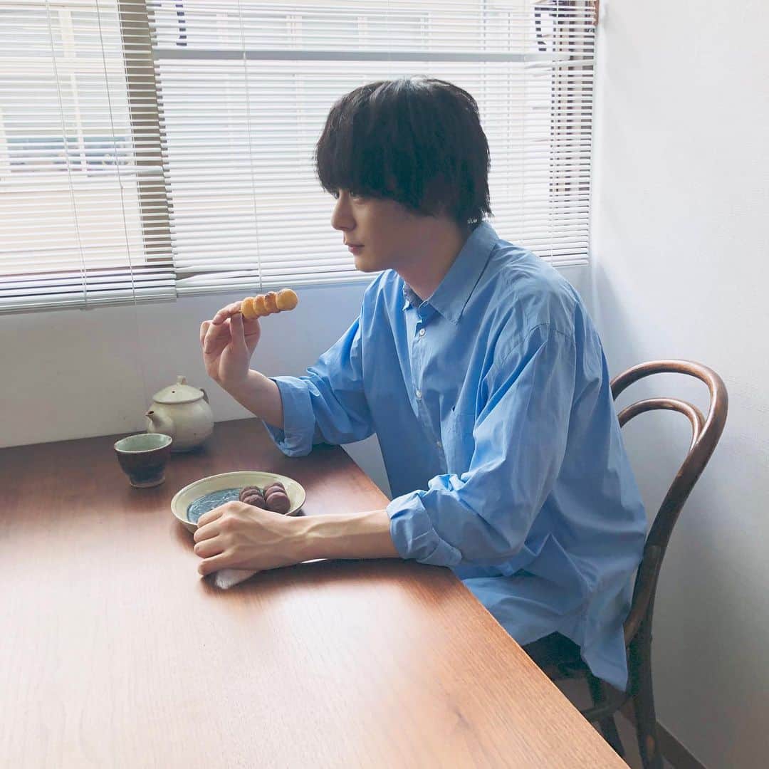 ジュノン編集部さんのインスタグラム写真 - (ジュノン編集部Instagram)「発売中のJUNON9月号、犬飼貴丈くん撮影時のオフショットを公開👀✨🙊﻿ ﻿ こちらは本誌には載せなかった、しょうゆだんごバージョンです！﻿ 本誌は、たい焼きバージョンです。﻿ ﻿ #犬飼貴丈﻿ #和風なあっくん﻿ #JUNON」7月23日 22時27分 - junon_jp