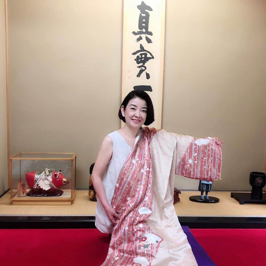 岸本加世子のインスタグラム：「本日発売の婦人公論で、ひばり姉ちゃんのご子息かー君と対談させて頂きました。ひばりさんのご自宅和室でひばりさんから頂いた形見の着物と。没後３０年も経ってしまいましたが、かー君と思い出話は尽きませんでした。#美空ひばり #加藤和也」