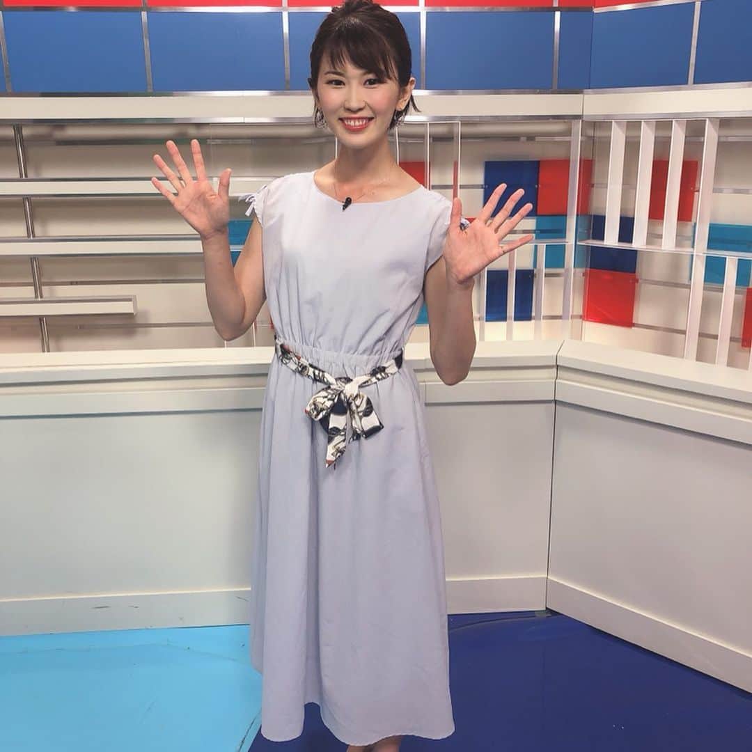 小松千絵さんのインスタグラム写真 - (小松千絵Instagram)「21日の山梨スピリッツの衣装✨ #山交百貨店 の2階にある#Feroux  さんからワンピースをお借りしました👗💄 ✨  わたしの大好きな水色♬ ピアスは#HIJI工房 さんの提供のものです✨ ヘアセットは#CHARME さんです✨  この日は女子サッカー皇后杯山梨県予選決勝の取材だったので、首やら手首やら日焼けで赤くなってる笑  ヴァンフォーレ甲府、次は岡山戦🍑 J2通算200勝なるか！  @hijiki131  @charme_hairsalon  @yamanashi_spirits  #山梨 #山梨スピリッツ #アナウンサー #アナウンサー衣装  #アクセサリー #アクセサリー女子  #高身長女子  #小松千絵」7月23日 22時32分 - komao_chie