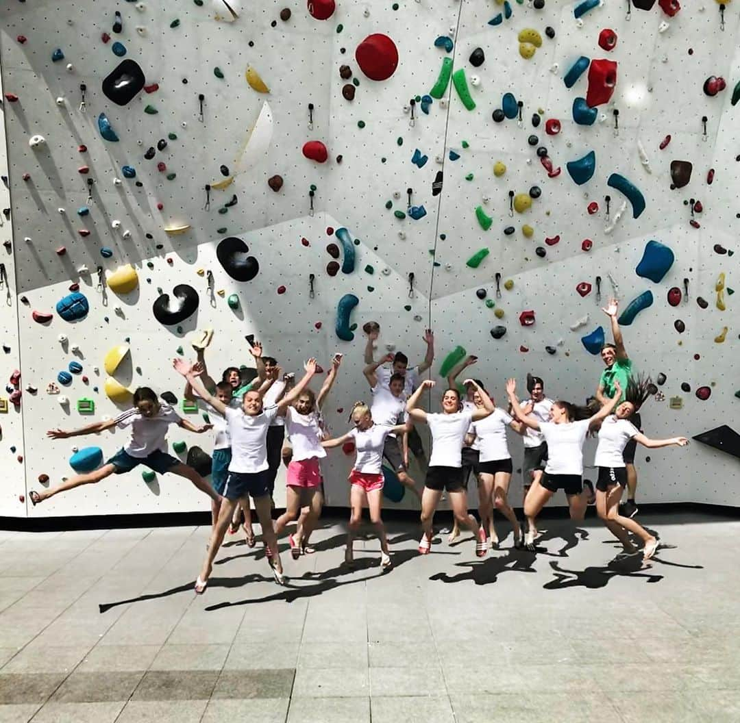 マヤ・ヴィドマーさんのインスタグラム写真 - (マヤ・ヴィドマーInstagram)「Explosion of fun 💥😀 with Slovenia youth climbing team! Had really cool weekend in @dav_kletterzentrum_augsburg . . #training #sloveniayouthclimbingteam #coaching #climbing #climbingtraining #beforecompetitions #strongclimbers #fun #thebestteam」7月23日 22時32分 - maja.stremfelj