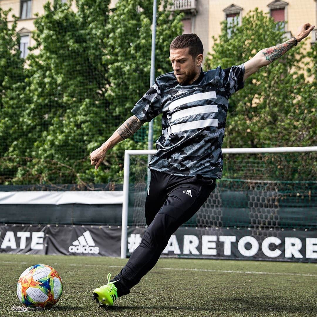 アレハンドロ・ゴメスさんのインスタグラム写真 - (アレハンドロ・ゴメスInstagram)「Quel vizio di volersi sempre divertire 😝⚽ #adidasFootball #DareToCreate #COPA19」7月23日 22時33分 - papugomez_official