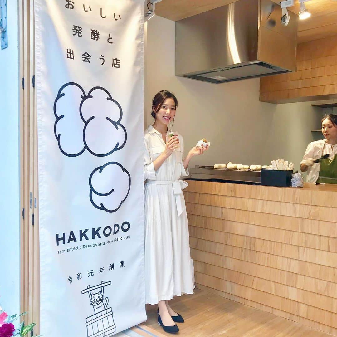 布川桃花さんのインスタグラム写真 - (布川桃花Instagram)「おいしい発酵と出会う店 HAKKODO🧚🏻‍♂️ . 最近谷中銀座にオープンした @yanaka_hakkodo は 醤油、味噌、塩こうじ、醤油こうじ、鰹節など こだわり抜いて作られた本物の発酵素材を使った 焼きむすび屋さん。 . その場で焼いてくれるから出来立てアツアツが食べれるよ〜😚 私は発酵バター×しょう油麹のバタまんまにしたよ✌🏻 全種類制覇したい！！ . 小腹が空いた時に食べ歩きするのがおすすめ！ フルーツビネガーや甘酒、和紅茶の発酵ドリンクも一緒に❤︎ . 谷中銀座はじめて行ったけど 他にも気になるスポットたくさんあったから またゆっくり行きたいな😊 . 🗣HAKKODO 東京都台東区谷中3-12-1 . #hakkodo #谷中銀座 #momoka_gourmet」7月23日 22時35分 - momoka_fukawa