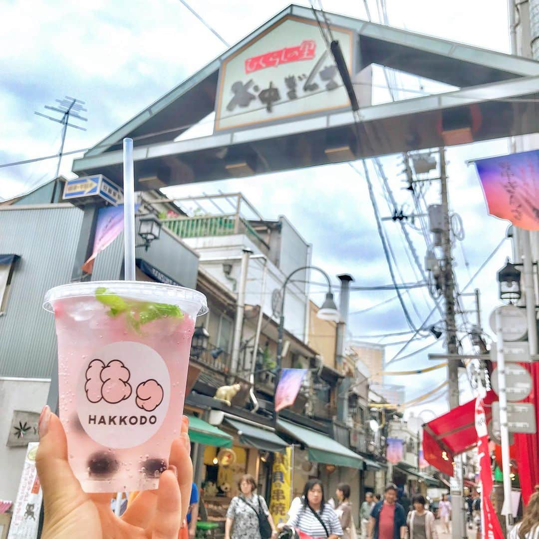 布川桃花さんのインスタグラム写真 - (布川桃花Instagram)「おいしい発酵と出会う店 HAKKODO🧚🏻‍♂️ . 最近谷中銀座にオープンした @yanaka_hakkodo は 醤油、味噌、塩こうじ、醤油こうじ、鰹節など こだわり抜いて作られた本物の発酵素材を使った 焼きむすび屋さん。 . その場で焼いてくれるから出来立てアツアツが食べれるよ〜😚 私は発酵バター×しょう油麹のバタまんまにしたよ✌🏻 全種類制覇したい！！ . 小腹が空いた時に食べ歩きするのがおすすめ！ フルーツビネガーや甘酒、和紅茶の発酵ドリンクも一緒に❤︎ . 谷中銀座はじめて行ったけど 他にも気になるスポットたくさんあったから またゆっくり行きたいな😊 . 🗣HAKKODO 東京都台東区谷中3-12-1 . #hakkodo #谷中銀座 #momoka_gourmet」7月23日 22時35分 - momoka_fukawa