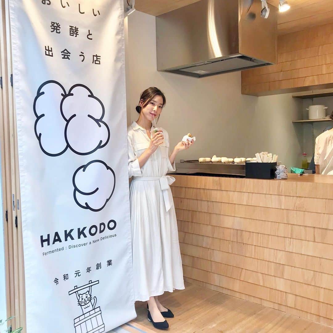 のインスタグラム：「おいしい発酵と出会う店 HAKKODO🧚🏻‍♂️ . 最近谷中銀座にオープンした @yanaka_hakkodo は 醤油、味噌、塩こうじ、醤油こうじ、鰹節など こだわり抜いて作られた本物の発酵素材を使った 焼きむすび屋さん。 . その場で焼いてくれるから出来立てアツアツが食べれるよ〜😚 私は発酵バター×しょう油麹のバタまんまにしたよ✌🏻 全種類制覇したい！！ . 小腹が空いた時に食べ歩きするのがおすすめ！ フルーツビネガーや甘酒、和紅茶の発酵ドリンクも一緒に❤︎ . 谷中銀座はじめて行ったけど 他にも気になるスポットたくさんあったから またゆっくり行きたいな😊 . 🗣HAKKODO 東京都台東区谷中3-12-1 . #hakkodo #谷中銀座 #momoka_gourmet」