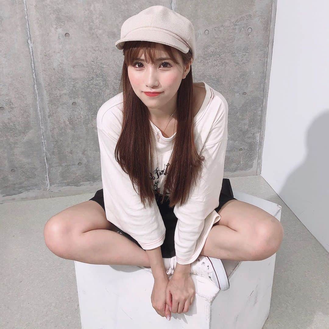 のインスタグラム：「拾ってくれなきゃイタズラする😈 段ボールには入らないstyle📦  かえかえが撮ってくれたんだ〜❤️ #コルギ #haircolor #ストレートヘア #被写体 #撮影 #fashion #code #portraitphotography #ポートレート #アイドル #渡辺美優紀ガールズユニットオーディション #撮影会 #小学館 #ふぁいんだー越しの私の世界 #コンバース #racequeen #instagood #tflers #ロングヘアー #甘めカジュアル」