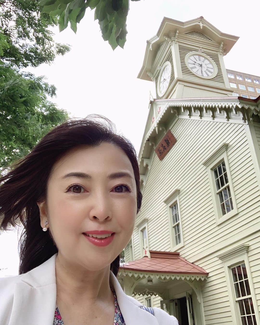 牛窪万里子さんのインスタグラム写真 - (牛窪万里子Instagram)「札幌の観光名所巡り「時計台」  今日は風が強かった…。 札幌は少し気温も低く、涼しい日でした  #札幌 #観光名所 #札幌時計台  #sapporo」7月23日 22時40分 - mariko_ushikubo