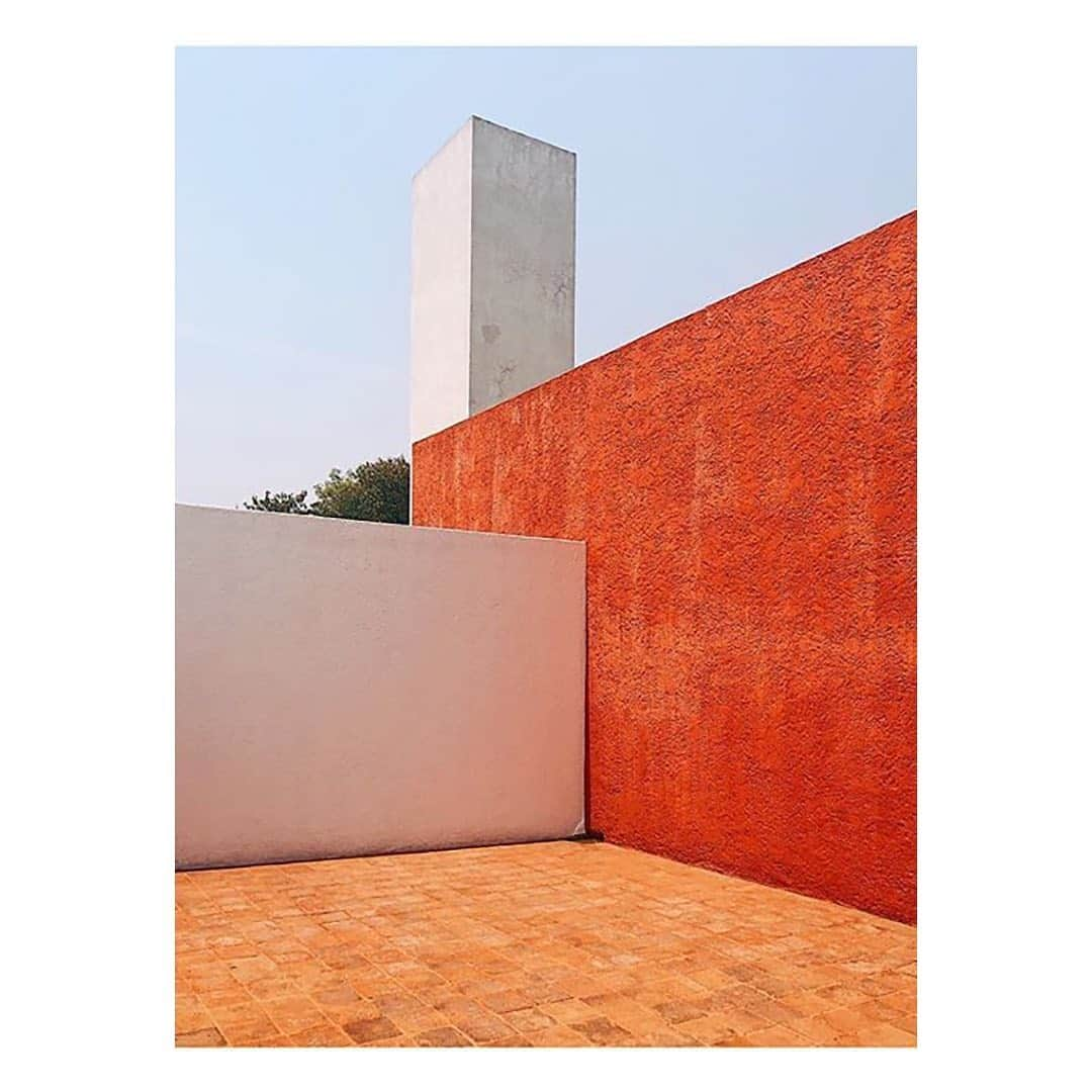 The Modern Houseさんのインスタグラム写真 - (The Modern HouseInstagram)「#inspiration Casa Luis Barragán: built in 1948 as the residence and studio of Luis Barragán, the Mexcian home is easily recognisable for its use of colour, light and shadow 📸 @rafaelsoldi」7月23日 22時43分 - themodernhouse