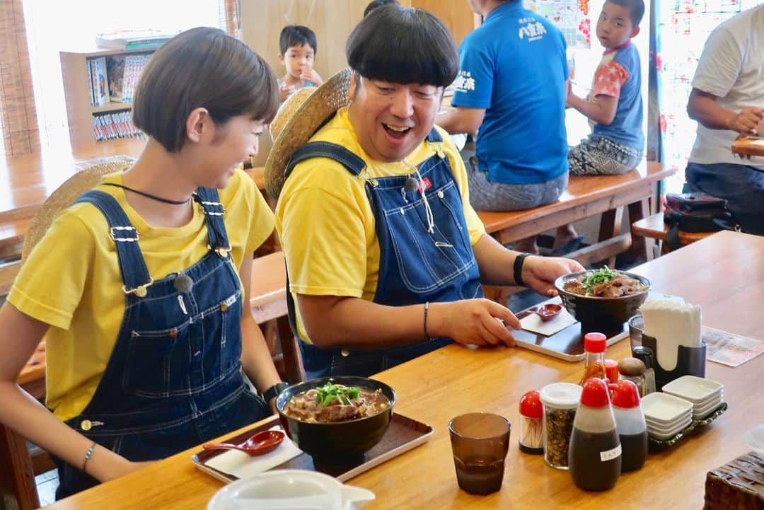 佐藤栞里さんのインスタグラム写真 - (佐藤栞里Instagram)「. バナナマンのせっかくグルメ！！ 日村さんとの石垣島の思い出🌻 カメラが回っているのかいないのか 意識する暇もないくらい ただただ楽しかった瞬間まとめ☺️ #おかっぱ1号2号編 #日村さんと一緒にいると #おかっぱで良かったと改めて感じます #隣を見れば日村さんが笑っていて #前を見ればスタッフさんたちが笑っている #せっかくグルメのにこにこループ #美味しいご飯もより美味しい #素敵な思い出をありがとうございました☘️ #見返したい写真がたくさんの旅✨」7月23日 22時44分 - satoshiori727