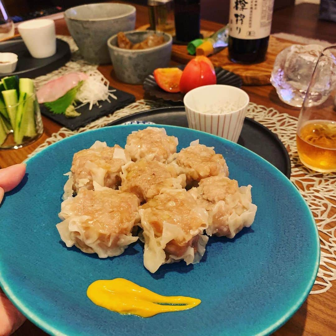 市橋有里さんのインスタグラム写真 - (市橋有里Instagram)「やっぱり餃子が主役w先日から試行錯誤しているシュウマイは、以前 @mika5nakayama ちゃんにいただいていた"帆立のほんだし"を鶏ガラスープの素の代わりに使うと、大好きな崎陽軒のシュウマイに近づいた😍でも…最後はやっぱり餃子w ・ #餃子好き #おうちごはん #餃子 #蒸し立てほわほわシュウマイ #ハマチのお刺身 #おかひじきのおひたし #こんにゃくの炊いたん #きゅうりと味噌マヨ #長芋ときゅうりとシラス和え #野生のフルーツトマト #樽搾り醤油 #小料理屋あり #どれもつまみ #instafood  #homemade」7月23日 22時47分 - ariichihashi