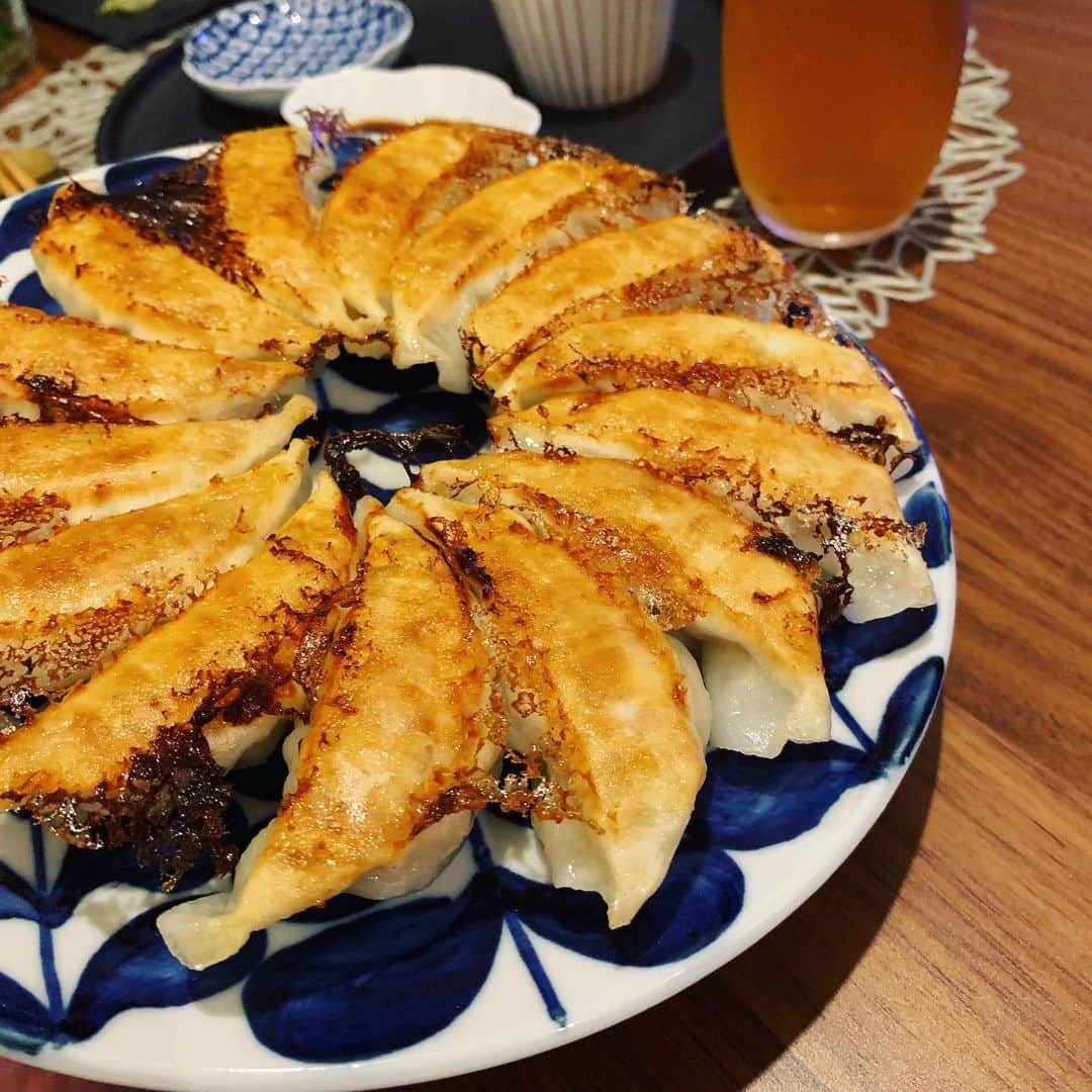 市橋有里のインスタグラム：「やっぱり餃子が主役w先日から試行錯誤しているシュウマイは、以前 @mika5nakayama ちゃんにいただいていた"帆立のほんだし"を鶏ガラスープの素の代わりに使うと、大好きな崎陽軒のシュウマイに近づいた😍でも…最後はやっぱり餃子w ・ #餃子好き #おうちごはん #餃子 #蒸し立てほわほわシュウマイ #ハマチのお刺身 #おかひじきのおひたし #こんにゃくの炊いたん #きゅうりと味噌マヨ #長芋ときゅうりとシラス和え #野生のフルーツトマト #樽搾り醤油 #小料理屋あり #どれもつまみ #instafood  #homemade」
