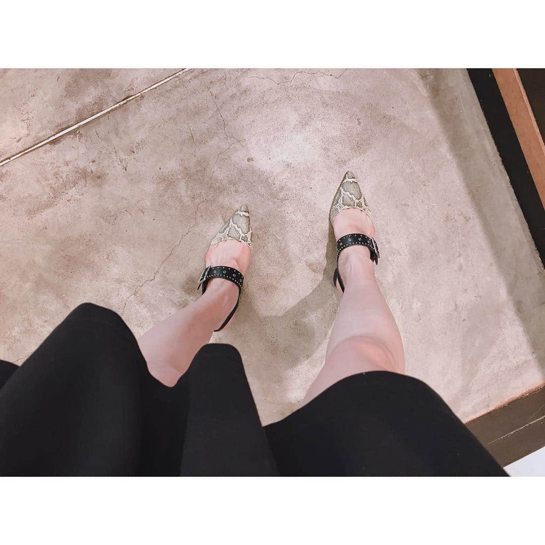 小山桃さんのインスタグラム写真 - (小山桃Instagram)「おNewのお靴👠💕. . . . . #靴 #サンダル」7月23日 22時49分 - momoko_pu