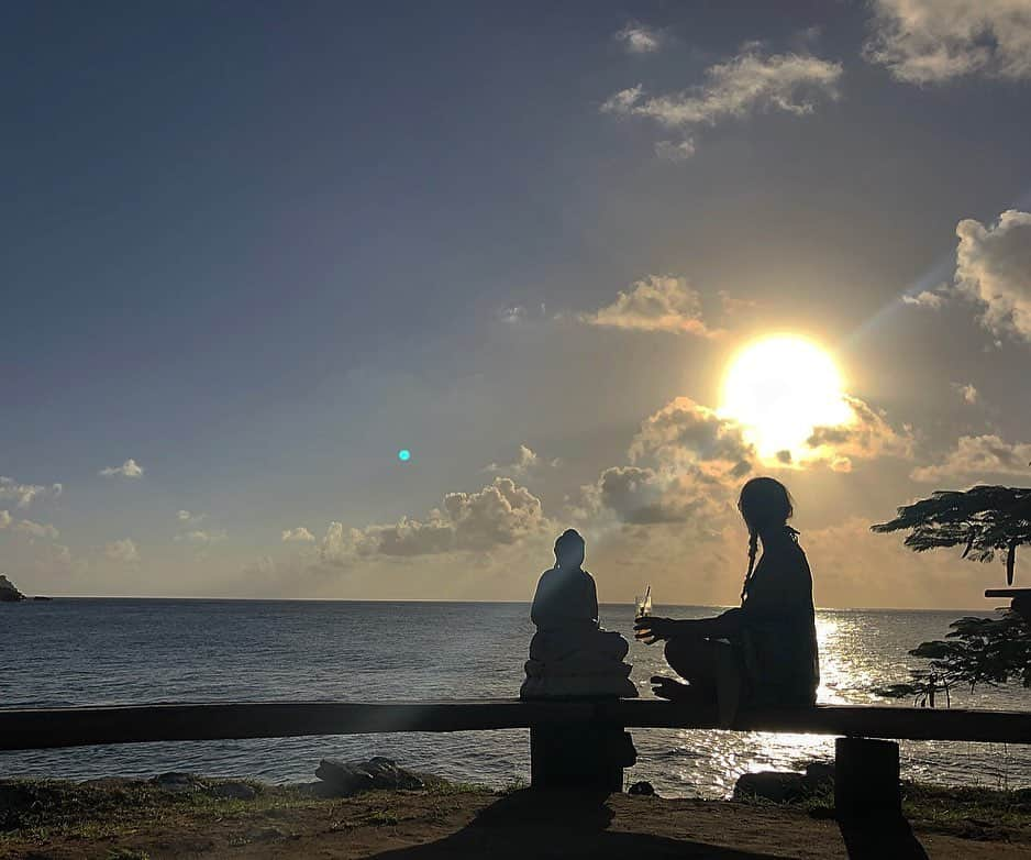 イモージェン・ケアンズさんのインスタグラム写真 - (イモージェン・ケアンズInstagram)「Nothing quite like a sunset over the ocean 🔆☁️🌊 #bardomeionoronha #fernandodenoronha #buddhabar #buddha #sunset #island #brasil」7月23日 22時50分 - imogencairns