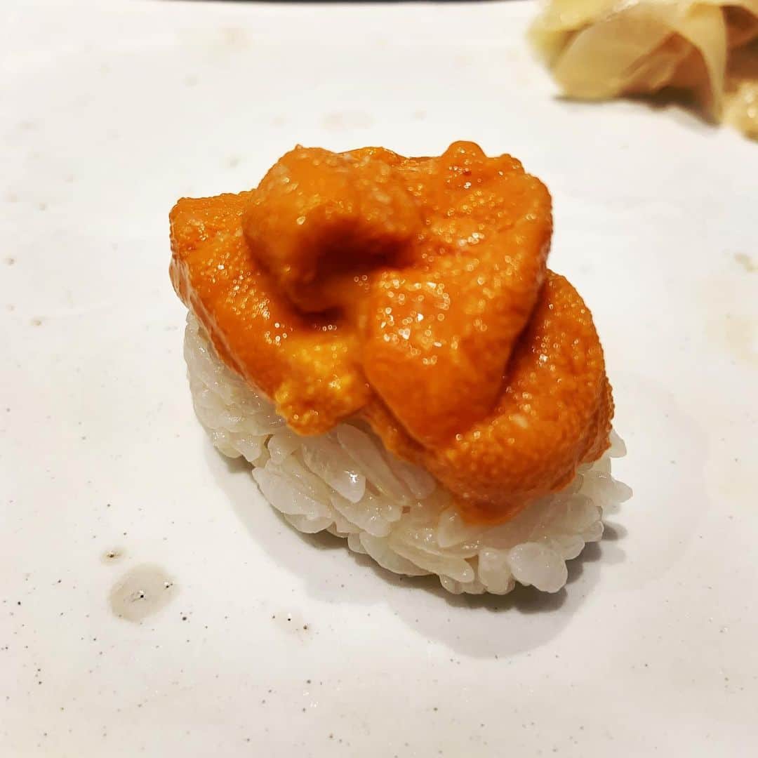 志摩有子さんのインスタグラム写真 - (志摩有子Instagram)「夜遅い便で帰国する @mayahawaii325  とのラストディナーを開店早々の松栄で。おつまみなしで握りを満喫。楽しい時間はあっという間。次はハワイでね。 #寿司 #鮨 #sushi #握りだけもよい #ウニ食べ比べ #締めは #おはぎ  #雲丹の季節」7月23日 22時51分 - ariko418
