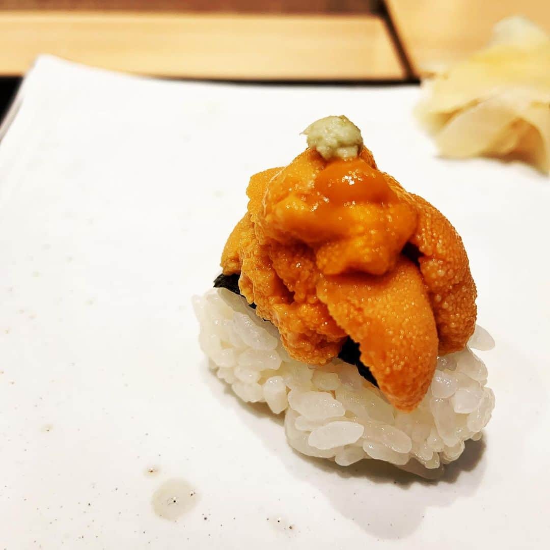 志摩有子さんのインスタグラム写真 - (志摩有子Instagram)「夜遅い便で帰国する @mayahawaii325  とのラストディナーを開店早々の松栄で。おつまみなしで握りを満喫。楽しい時間はあっという間。次はハワイでね。 #寿司 #鮨 #sushi #握りだけもよい #ウニ食べ比べ #締めは #おはぎ  #雲丹の季節」7月23日 22時51分 - ariko418