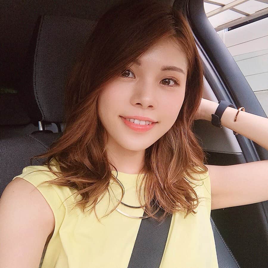のインスタグラム：「蝉の鳴き声♩ ． ． ． 夏って感じ！！！ ． ． ． #夏 #蝉 #車内 #今日のメイク #毎日メイク #メイク #ママライフチャンネル #撮影 #移動中 #instagood  #instapic #lfl #love #instafashion #instaselfie #photography #instalove #happy #today」