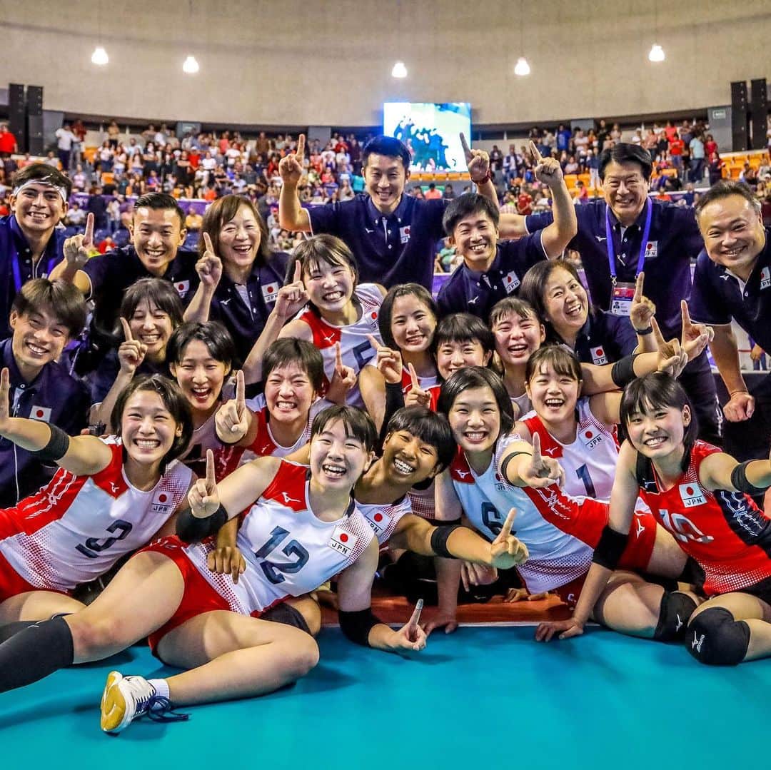 山田二千華のインスタグラム：「女子U20世界選手権 🏆優勝🏆  初めての世界一をこのメンバーで取れて本当に良かった😊  たくさんの応援ありがとうございました！ これからも頑張ります💪  #FIVB#バレー#世界一#最高の仲間」