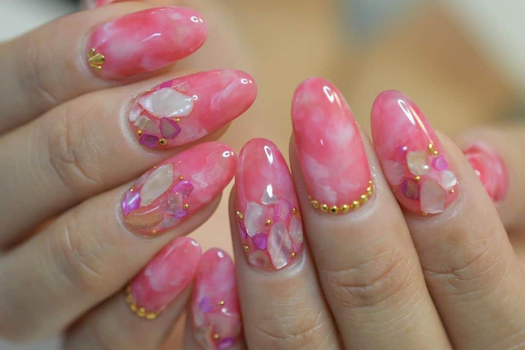 Yuka Maeda ::manicurelistのインスタグラム：「. . 大阪市北区 梅田.中崎町.駅から徒歩7分🚶‍♀️ CADENAS nail eyelash  マツエクアカウント @cadenaseyelash LINE:@ cadenas 🆔検索🙋‍♀️ tel:06-4792-8617. cadenas.nail@gmail.com. . #ネイル #ジェルアート #大人かわいい #梅田ネイル #堂山町 #大人ネイル #個性派ネイル #クリアネイル #ジェルネイル #nail #notd #ニュアンスネイル #instanail #ワンカラー #春ネイル  #ネイルデザイン #ongels #美甲 #osaka  #ジェルデザイン #cadenas #指甲 #spring #Insatnails #fashion #シアーネイル #うる艷ネイル #トレンドネイル  #いちごみるく #イチゴミルク」