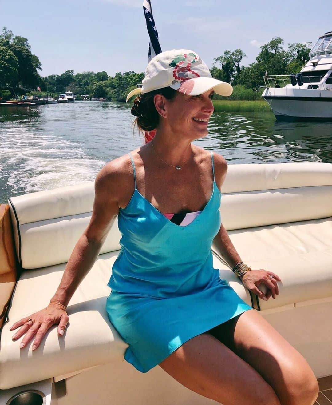 ダニジョーのインスタグラム：「It’s a #dannijogirl summer 🌊🏄🏽‍♀️☀️ Our favorite @brookeshields in the Aqua mini • tap to shop her look!」