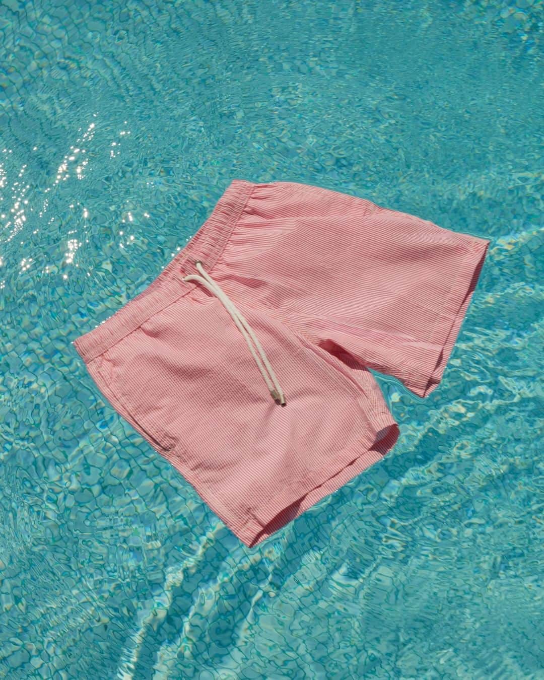 MR PORTERのインスタグラム：「Make them wink ✨⁠ -⁠ Head to the link in bio to shop summer's favourite swimshorts #MRPORTER」