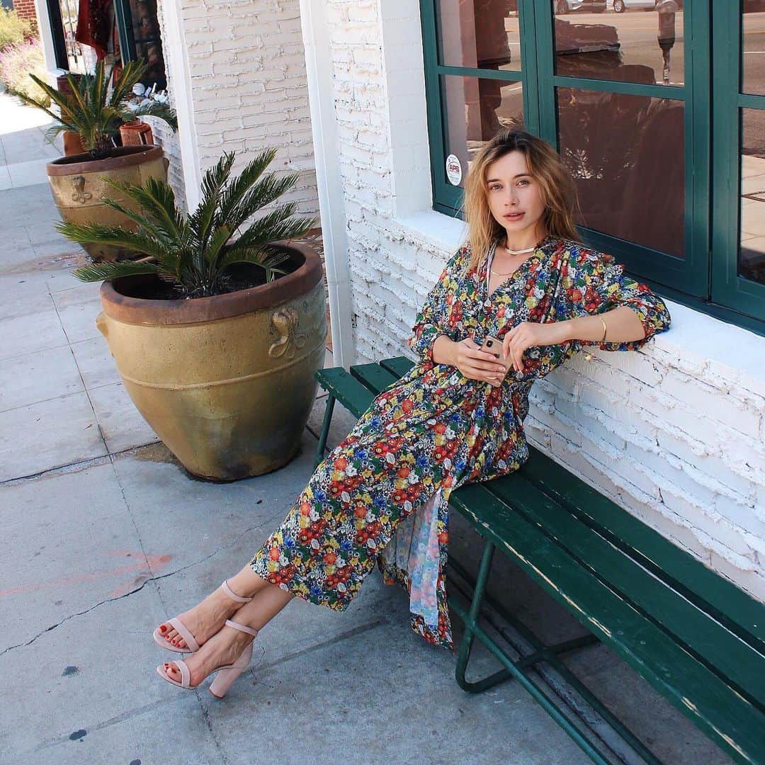ALDO shoesさんのインスタグラム写真 - (ALDO shoesInstagram)「Nothing like floral dresses on hot summer days. Actress @olesyarulin looks charming in best selling block heel sandals Jerayclya. #AldoCrew #AldoShoes」7月23日 23時01分 - aldo_shoes