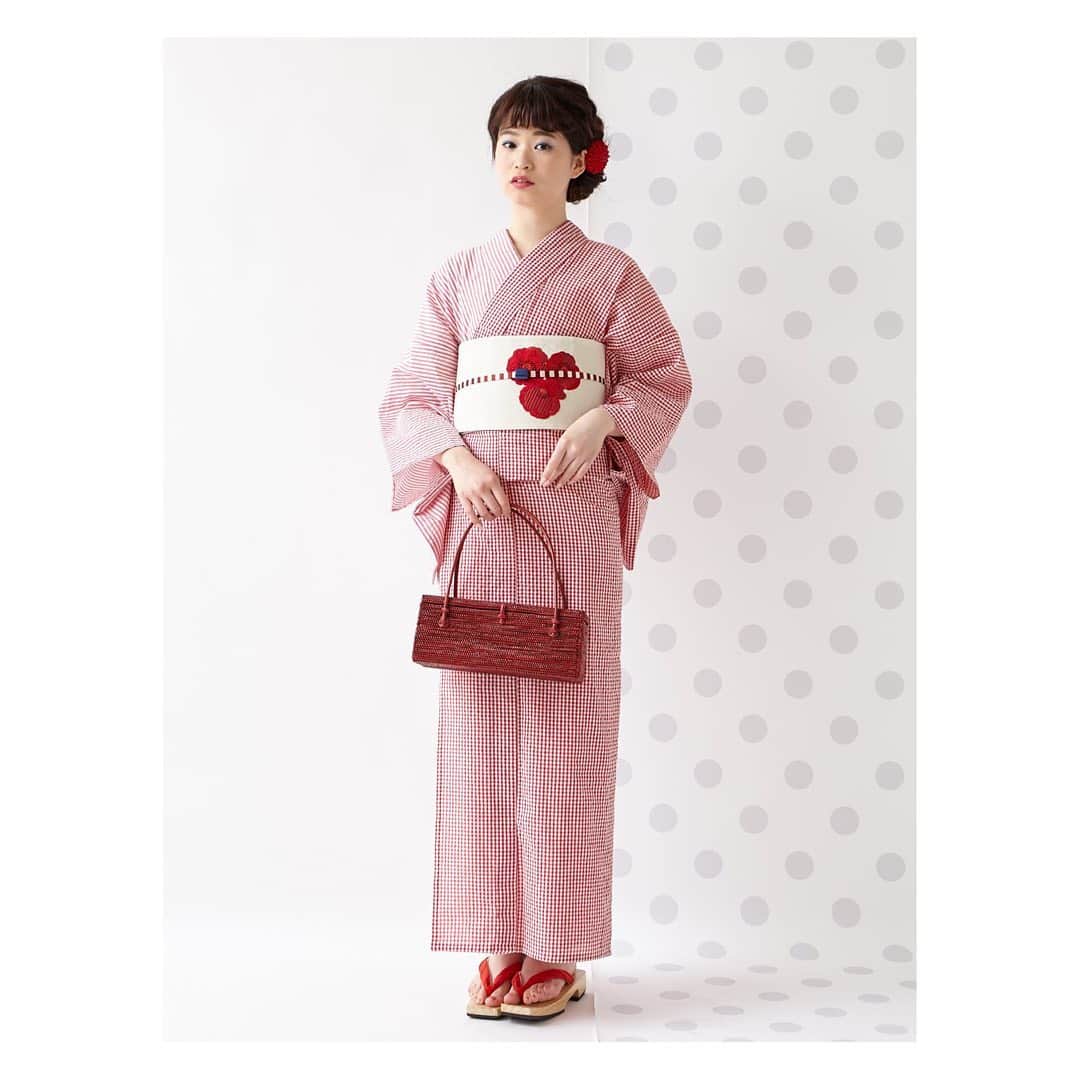 ふりふさんのインスタグラム写真 - (ふりふInstagram)「. . 浴衣「ギンガムストライプ」 . ギンガムチェックとストライプの組み合わせ。 . 赤と黒地の2配色はふりふらしく、ちょっぴり差のつく「片身合わせ」のデザイン。 コーディネートを楽しんで、自分らしい着こなしを♪ . . #ふりふ #furifu #浴衣 #yukata #ゆかた #ストライプ #ギンガム」7月23日 23時02分 - furifufurifu