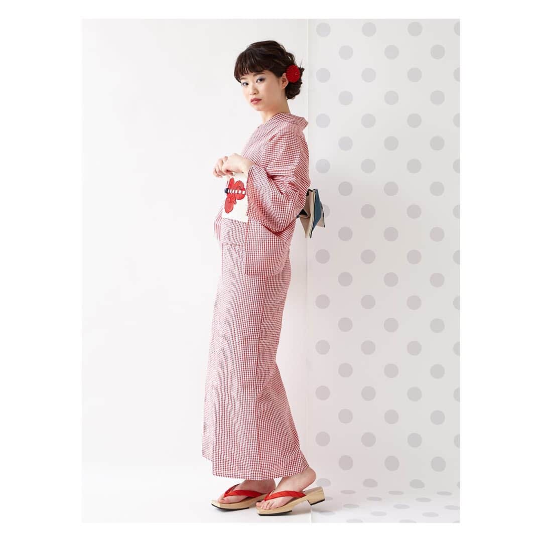 ふりふさんのインスタグラム写真 - (ふりふInstagram)「. . 浴衣「ギンガムストライプ」 . ギンガムチェックとストライプの組み合わせ。 . 赤と黒地の2配色はふりふらしく、ちょっぴり差のつく「片身合わせ」のデザイン。 コーディネートを楽しんで、自分らしい着こなしを♪ . . #ふりふ #furifu #浴衣 #yukata #ゆかた #ストライプ #ギンガム」7月23日 23時02分 - furifufurifu