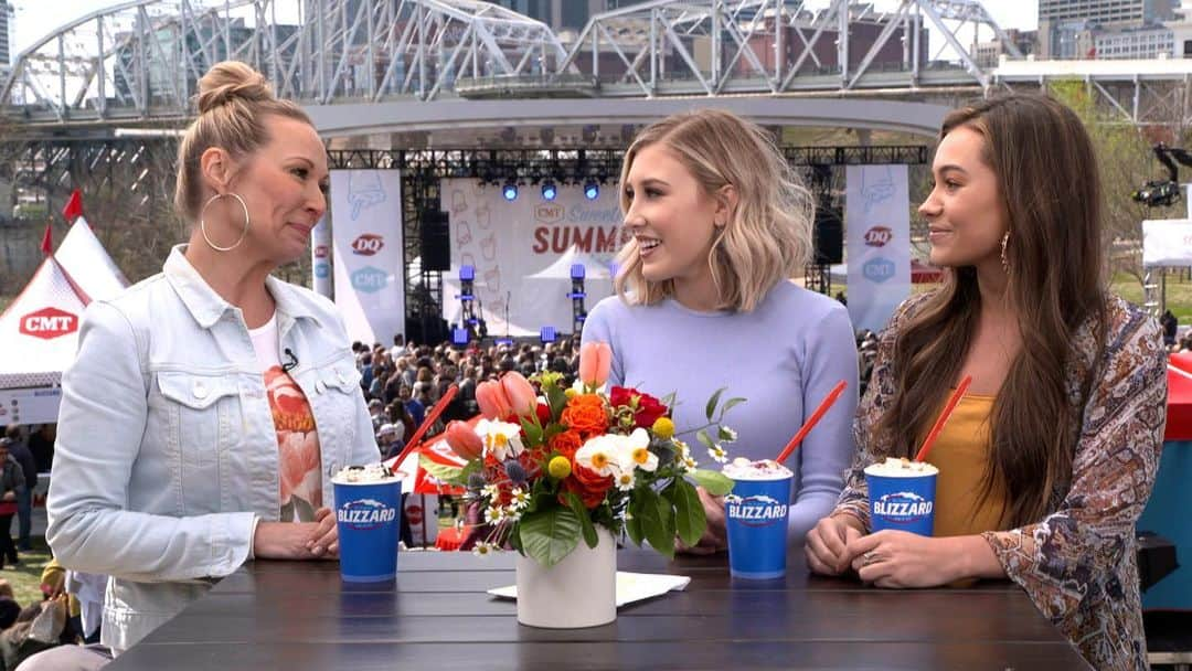 Maddie & Taeさんのインスタグラム写真 - (Maddie & TaeInstagram)「Summer is heating up so grab a Blizzard treat from @DairyQueen and check out our interview and full performance from #CMTSweetestSummer at DQ.cmt.com #ad」7月23日 23時05分 - maddieandtae