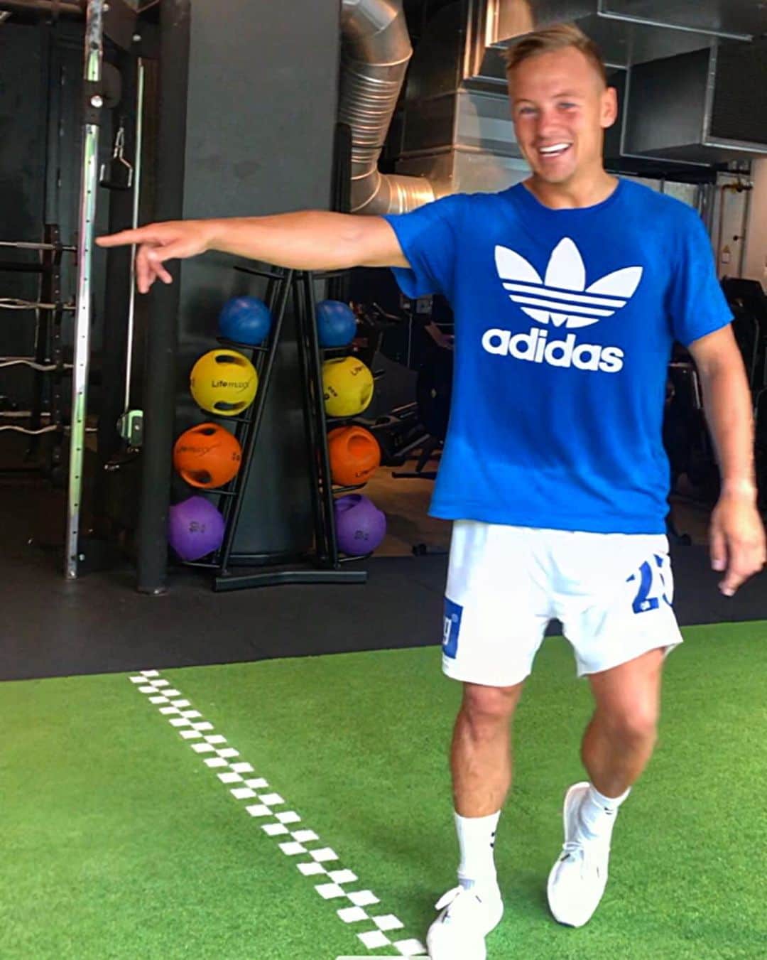 ウッフェ・ベックのインスタグラム：「Når taberen af gris er fundet 🐽 @oliverdrost 🐷」
