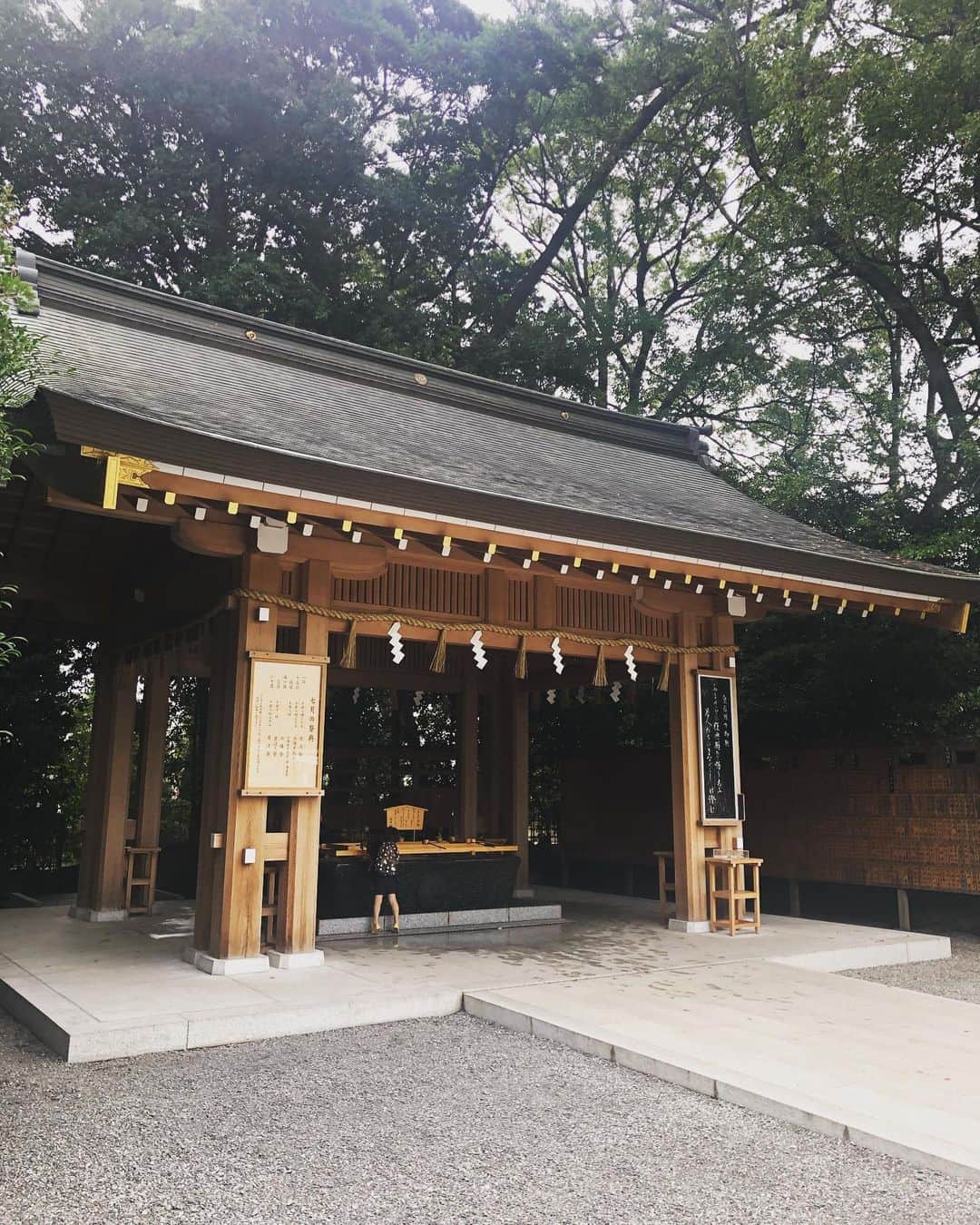 SHOCK EYEさんのインスタグラム写真 - (SHOCK EYEInstagram)「息子２人を連れて、神奈川にある寒川神社に行ってきたよ😊 ずっと行きたかった場所で、テンション上がりまくり✨✨✨ 今まで、数多くの神社を訪れてきたけど、こんな立派な神社は、そうそうない。 神門をくぐると、一面に綺麗な石畳が広がっていて、奥に立派な本殿。 その入り口を守る二頭の狛犬も、とにかく大きかった😳 日本で唯一の八方除の神社。 四方八方からの災いをよけ、幸運を授けてくれると言われているとても格式の高い寒川神社。パワースポットとしても有名なので、パワーを貰いに是非行ってほしいな✨ : I took my two sons to Samukawa Shrine in Kanagawa.  I was so excited since I always wanted to visit here for a long time.  I’ve visited so many shrines so far, and definitely this is one of the most outstanding shrine.  After the shrine gate, there are a beautiful cobblestone path and you will see the splendid main hall.  A pair of Foo Dog( guardian dogs statue) are so big. “Happo-yoke” refers to divine of this shrine which is only one in Japan.  Samukawa shrine is highly renowned as bringing  better fortune through removal of misfortune and disaster from all directions.  It’s really worth it to visit and get a lot of spiritual energy!  #神社 #寒川神社 #パワースポット #八方除け #shockeye #shrine #shintoshrine #samukawashrine #powerspot #spiritualplace #japanguide #spiritualenergy」7月23日 23時09分 - shockeye_official