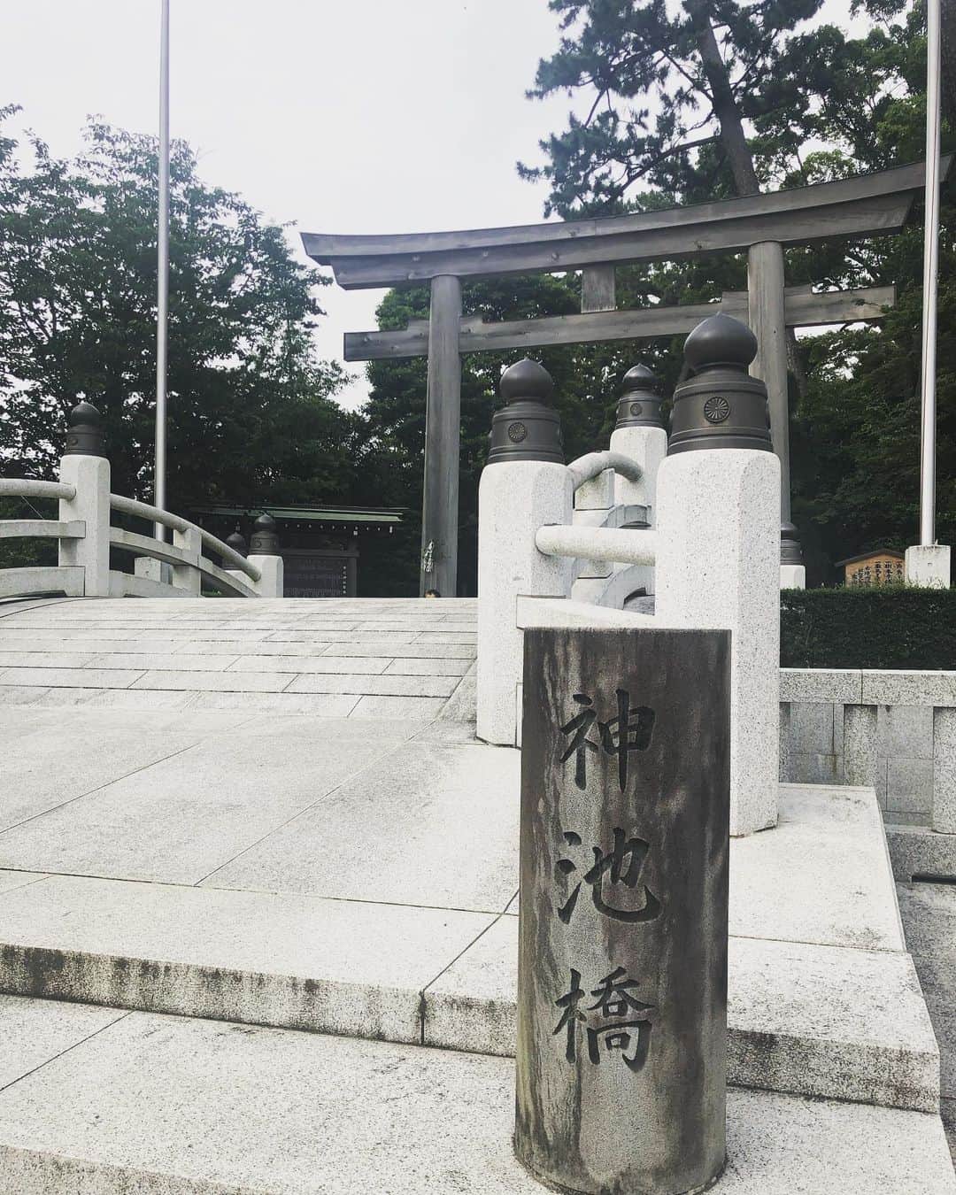 SHOCK EYEさんのインスタグラム写真 - (SHOCK EYEInstagram)「息子２人を連れて、神奈川にある寒川神社に行ってきたよ😊 ずっと行きたかった場所で、テンション上がりまくり✨✨✨ 今まで、数多くの神社を訪れてきたけど、こんな立派な神社は、そうそうない。 神門をくぐると、一面に綺麗な石畳が広がっていて、奥に立派な本殿。 その入り口を守る二頭の狛犬も、とにかく大きかった😳 日本で唯一の八方除の神社。 四方八方からの災いをよけ、幸運を授けてくれると言われているとても格式の高い寒川神社。パワースポットとしても有名なので、パワーを貰いに是非行ってほしいな✨ : I took my two sons to Samukawa Shrine in Kanagawa.  I was so excited since I always wanted to visit here for a long time.  I’ve visited so many shrines so far, and definitely this is one of the most outstanding shrine.  After the shrine gate, there are a beautiful cobblestone path and you will see the splendid main hall.  A pair of Foo Dog( guardian dogs statue) are so big. “Happo-yoke” refers to divine of this shrine which is only one in Japan.  Samukawa shrine is highly renowned as bringing  better fortune through removal of misfortune and disaster from all directions.  It’s really worth it to visit and get a lot of spiritual energy!  #神社 #寒川神社 #パワースポット #八方除け #shockeye #shrine #shintoshrine #samukawashrine #powerspot #spiritualplace #japanguide #spiritualenergy」7月23日 23時09分 - shockeye_official