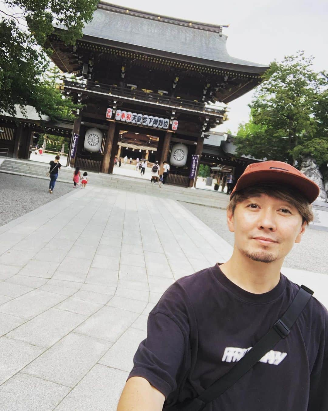 SHOCK EYEさんのインスタグラム写真 - (SHOCK EYEInstagram)「息子２人を連れて、神奈川にある寒川神社に行ってきたよ😊 ずっと行きたかった場所で、テンション上がりまくり✨✨✨ 今まで、数多くの神社を訪れてきたけど、こんな立派な神社は、そうそうない。 神門をくぐると、一面に綺麗な石畳が広がっていて、奥に立派な本殿。 その入り口を守る二頭の狛犬も、とにかく大きかった😳 日本で唯一の八方除の神社。 四方八方からの災いをよけ、幸運を授けてくれると言われているとても格式の高い寒川神社。パワースポットとしても有名なので、パワーを貰いに是非行ってほしいな✨ : I took my two sons to Samukawa Shrine in Kanagawa.  I was so excited since I always wanted to visit here for a long time.  I’ve visited so many shrines so far, and definitely this is one of the most outstanding shrine.  After the shrine gate, there are a beautiful cobblestone path and you will see the splendid main hall.  A pair of Foo Dog( guardian dogs statue) are so big. “Happo-yoke” refers to divine of this shrine which is only one in Japan.  Samukawa shrine is highly renowned as bringing  better fortune through removal of misfortune and disaster from all directions.  It’s really worth it to visit and get a lot of spiritual energy!  #神社 #寒川神社 #パワースポット #八方除け #shockeye #shrine #shintoshrine #samukawashrine #powerspot #spiritualplace #japanguide #spiritualenergy」7月23日 23時09分 - shockeye_official