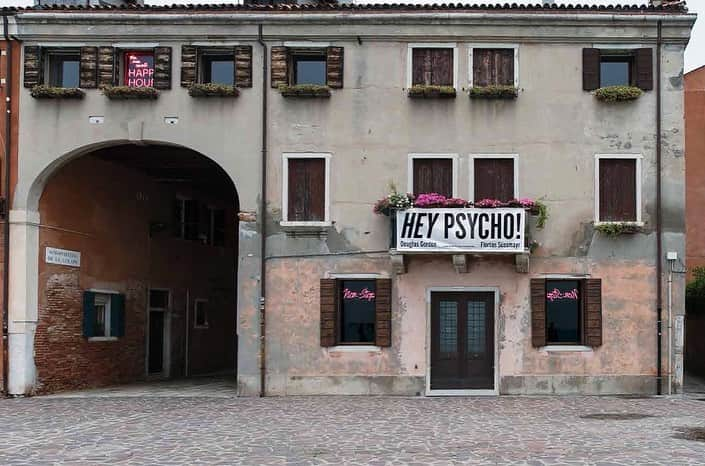 ガゴシアン・ギャラリーさんのインスタグラム写真 - (ガゴシアン・ギャラリーInstagram)「"Hey Psycho!," currently on view at the Arsenale Institute for Politics of Representation in Venice, displays the work of Douglas Gordon and Florian Süssmayr.  Gordon’s pink neons in the windows, visible from afar, with the words “non-stop,” reflect on the uncontrollable nature of psychosis and obsession. Find out more via the link in our bio! ___________ #DouglasGordon #BiennaleArte2019 #labiennaledivenezia #Gagosian @labiennale Artwork © Douglas Gordon/VG Bild-Kunst, Bonn, 2019」7月23日 23時09分 - gagosian