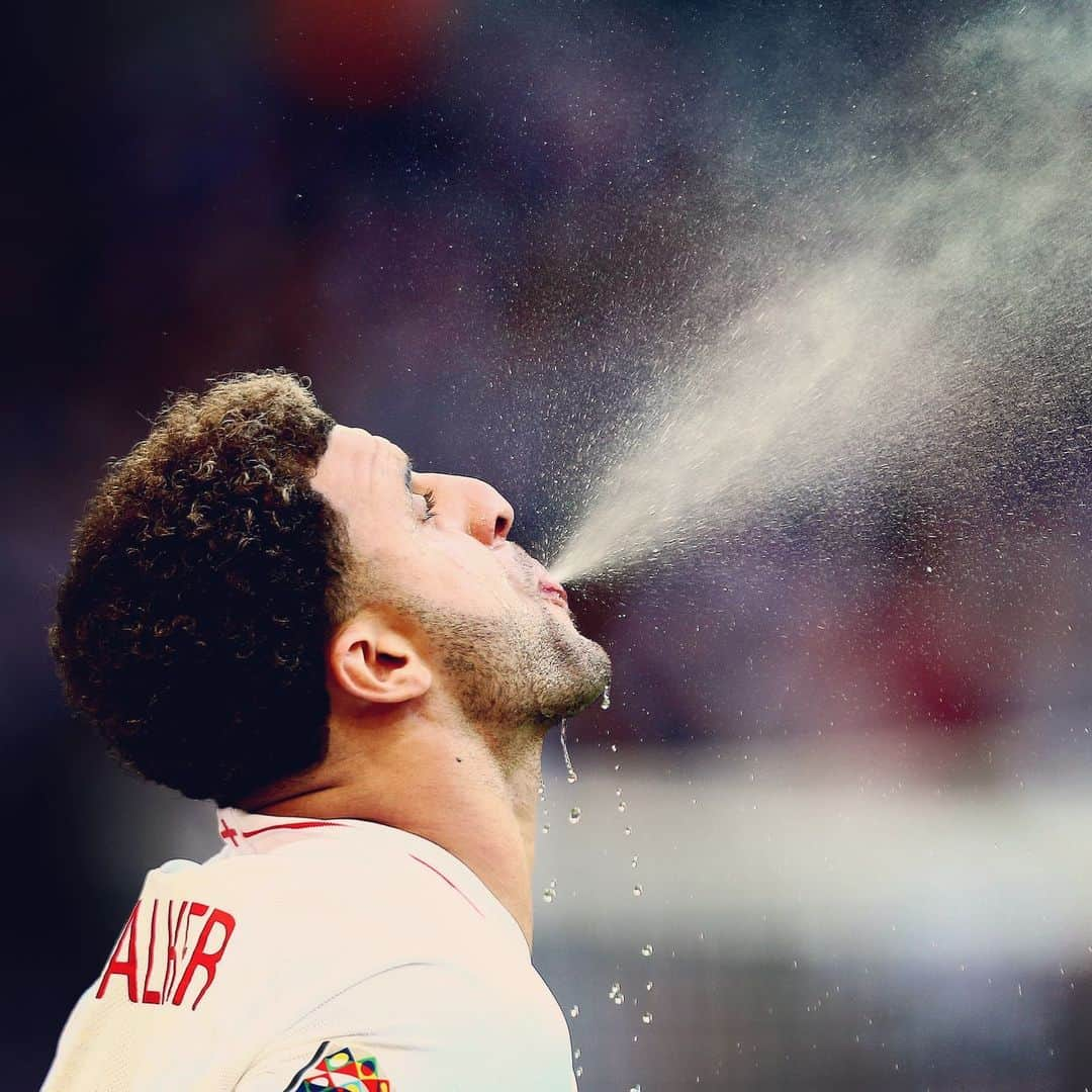 サッカー イングランド代表チームさんのインスタグラム写真 - (サッカー イングランド代表チームInstagram)「Hydration is key... don’t be like @kylewalker2 😅」7月23日 23時11分 - england