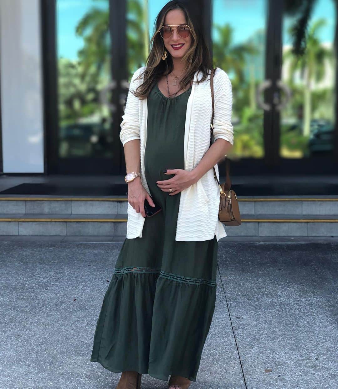 Claudia Leitteのインスタグラム：「Quem vê assim, pensa que não tá precisando de um guindaste pra levantar, pelo menos, umas 12 milhões de vezes, durante a noite, pra fazer xixi. Toda arrumadinha, de batom passado. Gatinha selvagem do samba. Deu 5h da tarde, o bicho pega e a Cinderela volta pro camisão GG, e, óbvio, deita na cama, porque tirou o sutiã. Vamos combinar, sem @plielingerie, só na horizontal, bebê! 🤣🤣🤣 ps. Tô rindo porque à essa hora ainda tô em vantagem!」