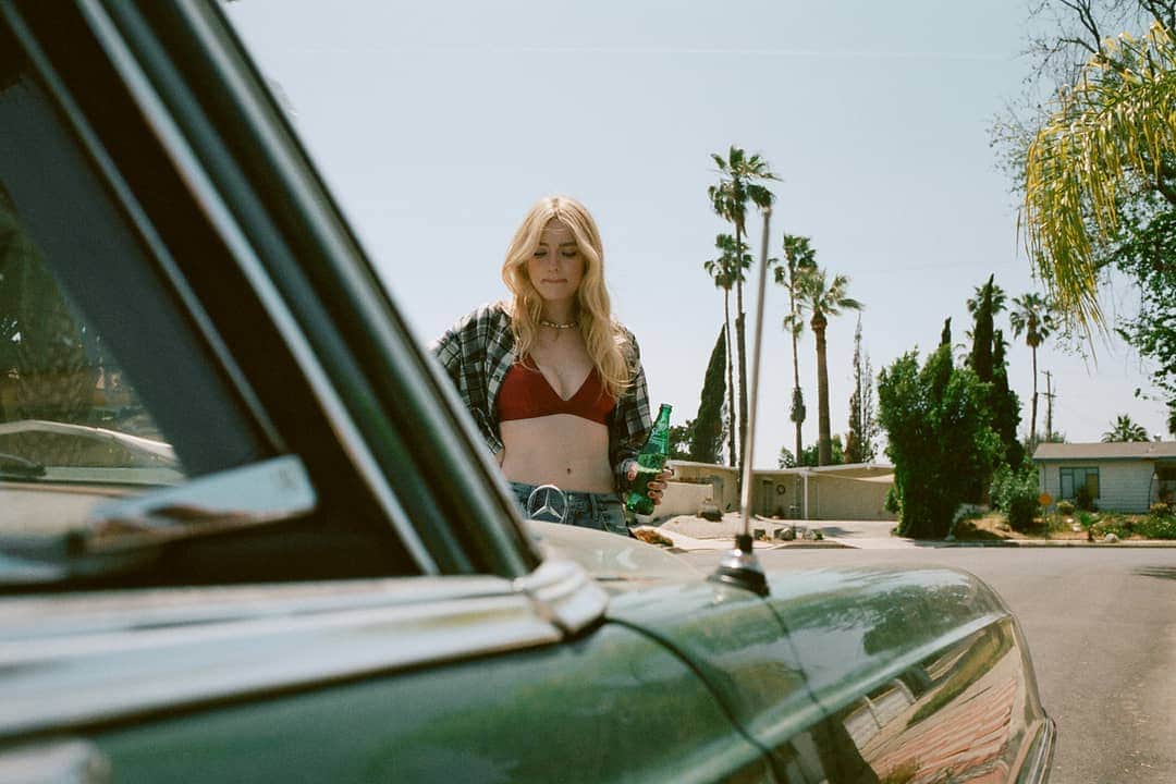 PORTER magazineさんのインスタグラム写真 - (PORTER magazineInstagram)「🖤 @DakotaFanning talks about living the dream - not movie stardom, but student life – working with Quentin Tarantino on #OnceUponATimeInHollywood & coming into her own in this week’s #PorterEdit. Read the exclusive interview at the link in bio now. 📸: @msprouty Styling: @TTStyle」7月23日 23時21分 - portermagazine