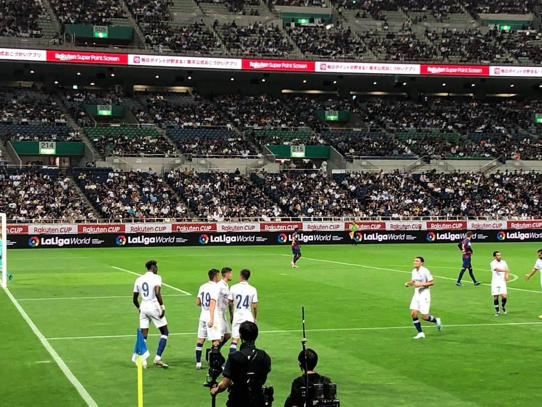 長谷川ゆうさんのインスタグラム写真 - (長谷川ゆうInstagram)「. . ブスケツの日  Rakuten CUP バルセロナ-チェルシー  目当てはもちろんブスケツ！ 目の前ボール蹴ってるブスケツ 目の前で走ってるブスケツ そして 目の前でパスミスからの失点したブスケツ 見れた。日本でブスケツ見れちゃった。 貴重な日になりました☺︎ 前から5列目だったので ラキティッチやデヨングのアップが近くで見れたよ 1人しっかり走るデヨングにきゅん♡  雨も試合前にはやんで 久しぶりのプライベート観戦楽しめました . . #football #soccer #rakutencup #fcbarcelona #chelsea #バルサ #チェルシー #サッカー観戦 #⚽️」7月23日 23時21分 - haseyuu08