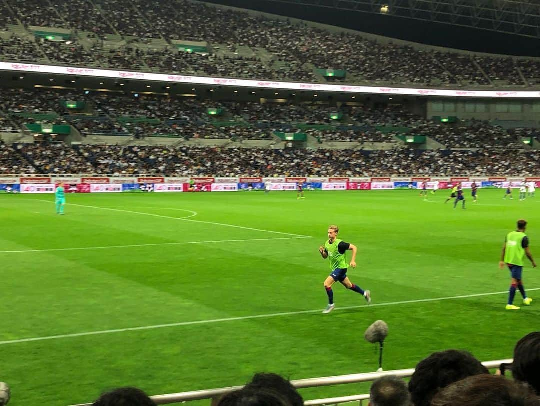 長谷川ゆうさんのインスタグラム写真 - (長谷川ゆうInstagram)「. . ブスケツの日  Rakuten CUP バルセロナ-チェルシー  目当てはもちろんブスケツ！ 目の前ボール蹴ってるブスケツ 目の前で走ってるブスケツ そして 目の前でパスミスからの失点したブスケツ 見れた。日本でブスケツ見れちゃった。 貴重な日になりました☺︎ 前から5列目だったので ラキティッチやデヨングのアップが近くで見れたよ 1人しっかり走るデヨングにきゅん♡  雨も試合前にはやんで 久しぶりのプライベート観戦楽しめました . . #football #soccer #rakutencup #fcbarcelona #chelsea #バルサ #チェルシー #サッカー観戦 #⚽️」7月23日 23時21分 - haseyuu08