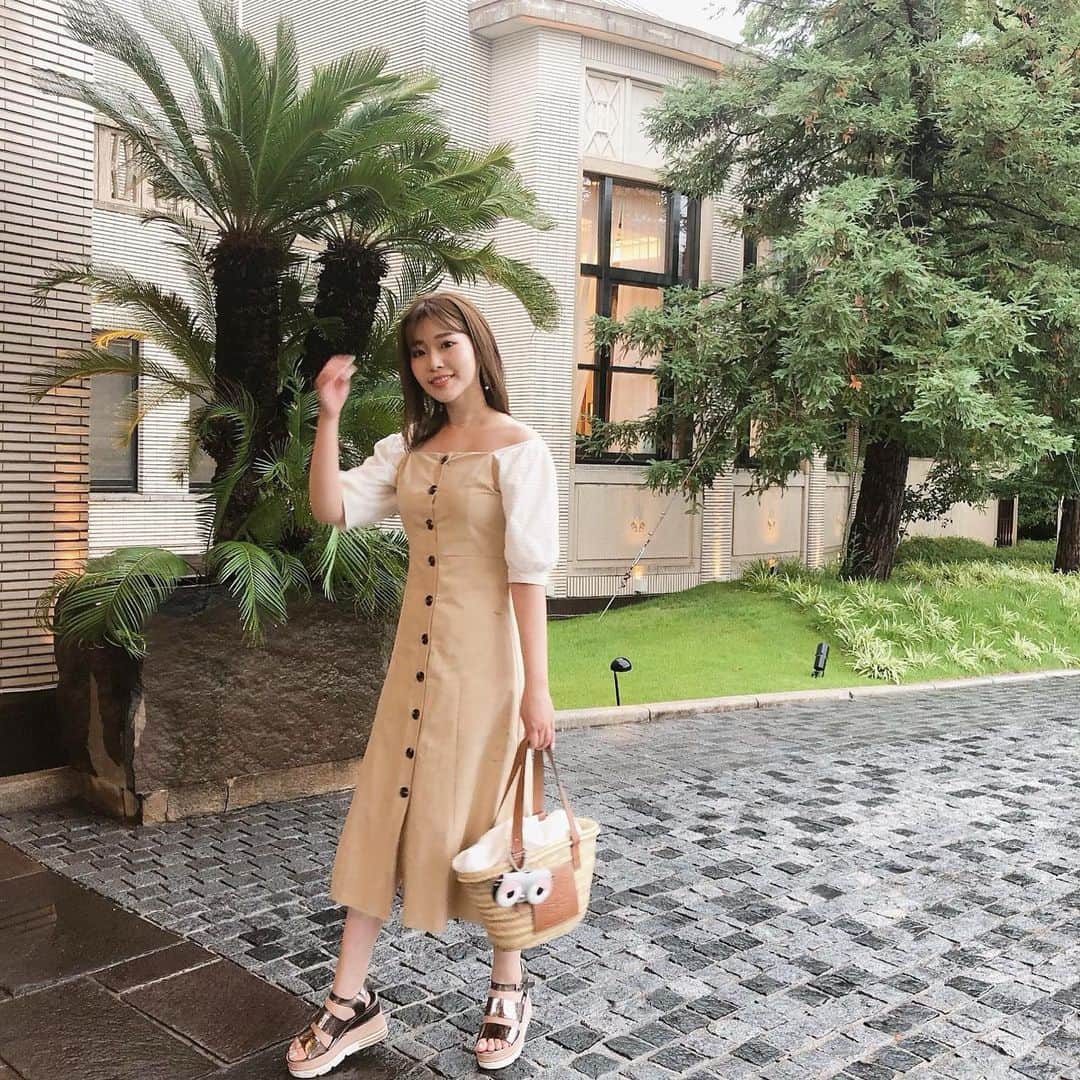 藤川沙弥のインスタグラム：「𓍯𓇠﻿ ﻿ 昨日は楽しみにしてたBBQへ🍖﻿ ﻿ swipe>>﻿ このサングラスケースむちゃくちゃ便利👏🏻﻿ @the_lilac_accessories でget。 🕶無くしがちだし﻿ 小さい鞄の時とかもケースがかさばるから﻿ これなら鞄に直接付けれて良い~‼︎﻿ ﻿ code✔︎﻿ op ﻿ @showme_select  bag﻿  @loewe ﻿ ﻿」
